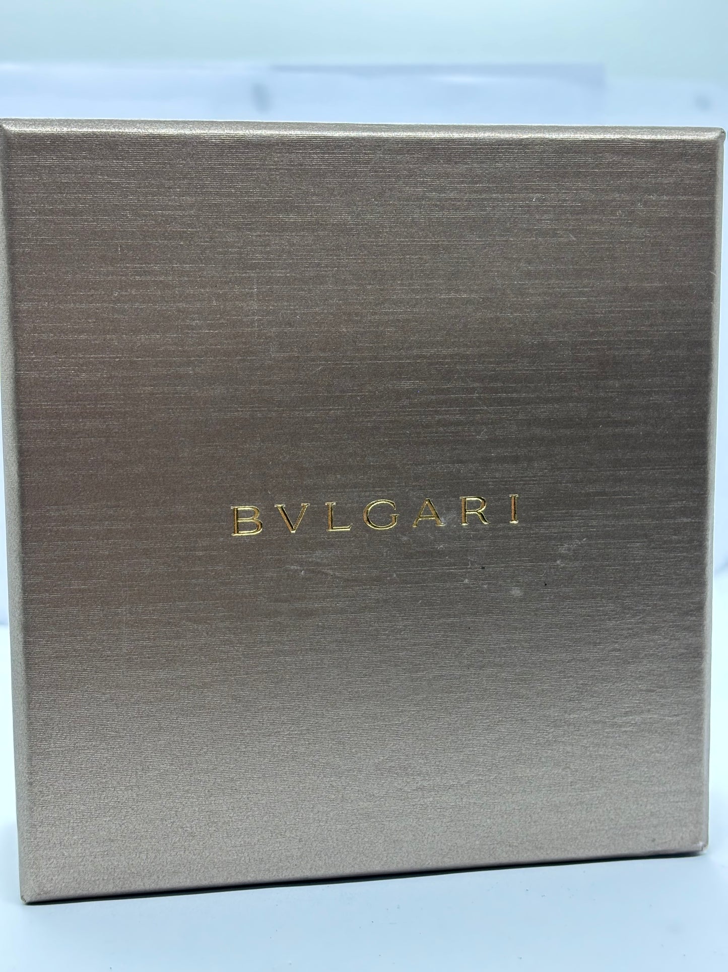 Collier élégant au design moderne et audacieux, mettant en valeur un pendentif aux lignes épurées et architecturales. Symbole d’équilibre et de sophistication, ce bijou reflète une allure contemporaine et raffinée, idéal pour illuminer le décolleté avec une touche d’élégance intemporelle et de caractère.