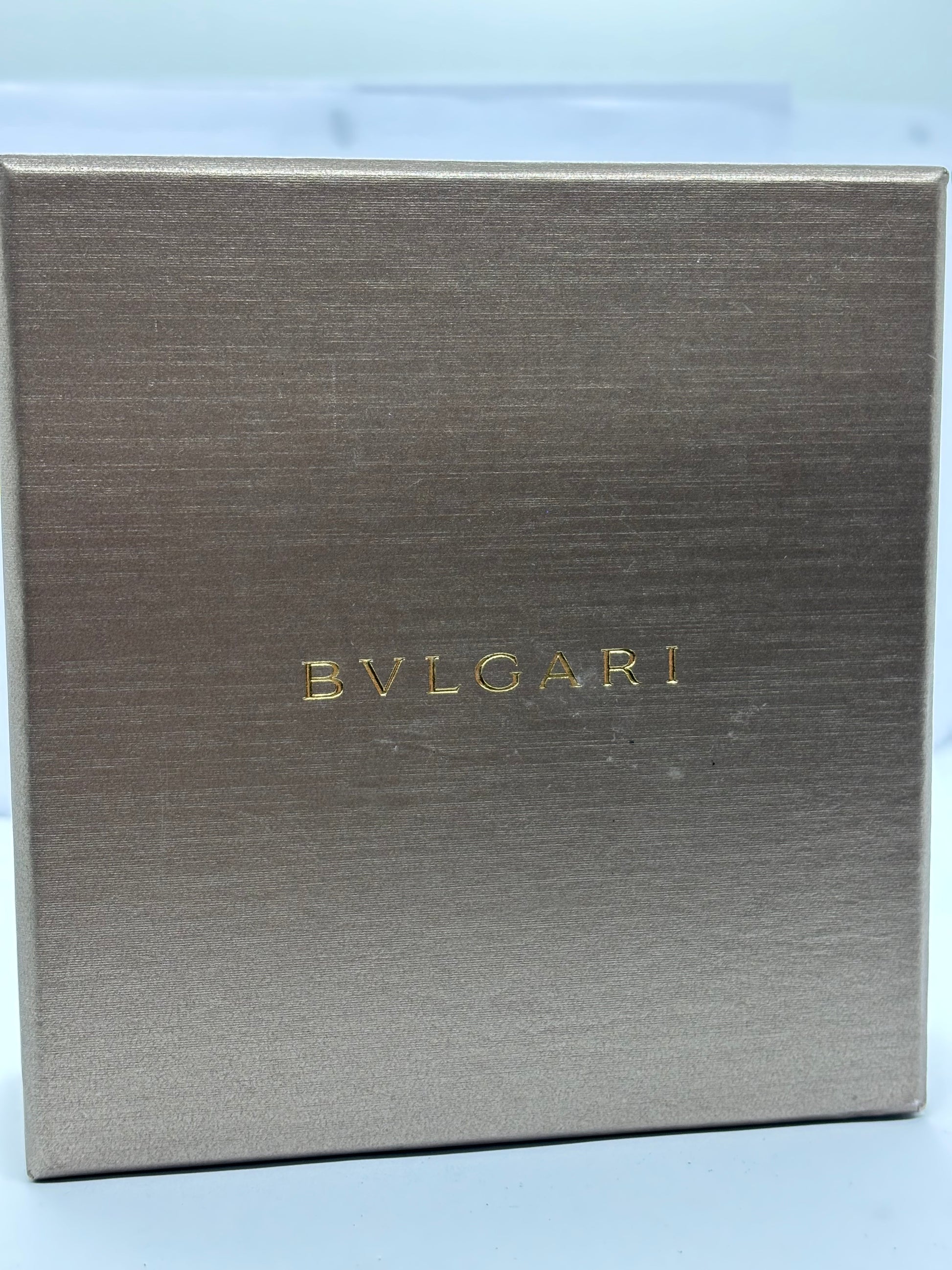 Collier élégant au design moderne et audacieux, mettant en valeur un pendentif aux lignes épurées et architecturales. Symbole d’équilibre et de sophistication, ce bijou reflète une allure contemporaine et raffinée, idéal pour illuminer le décolleté avec une touche d’élégance intemporelle et de caractère.