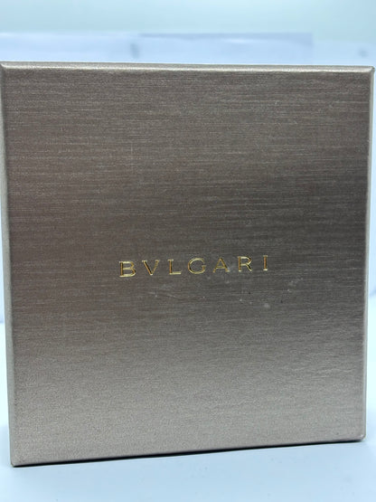 Collier élégant au design moderne et audacieux, mettant en valeur un pendentif aux lignes épurées et architecturales. Symbole d’équilibre et de sophistication, ce bijou reflète une allure contemporaine et raffinée, idéal pour illuminer le décolleté avec une touche d’élégance intemporelle et de caractère.