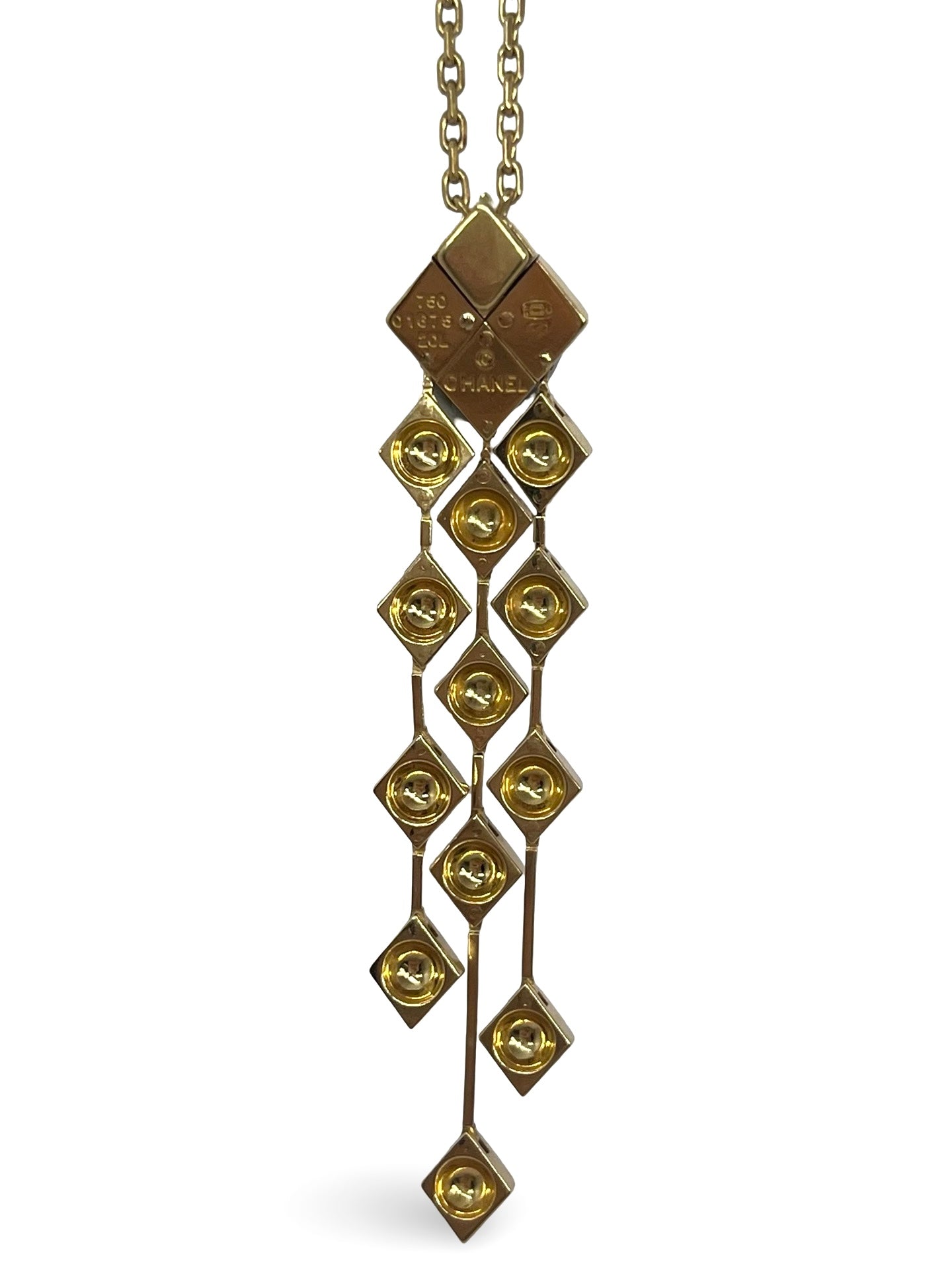 Collier Chanel vintage en or jaune 18 carats au motif matelassé iconique de la Maison. Ce bijou d'exception allie élégance intemporelle et savoir-faire joaillier. Pièce rare et précieuse, idéale pour sublimer une tenue chic avec une touche de luxe signé Chanel.