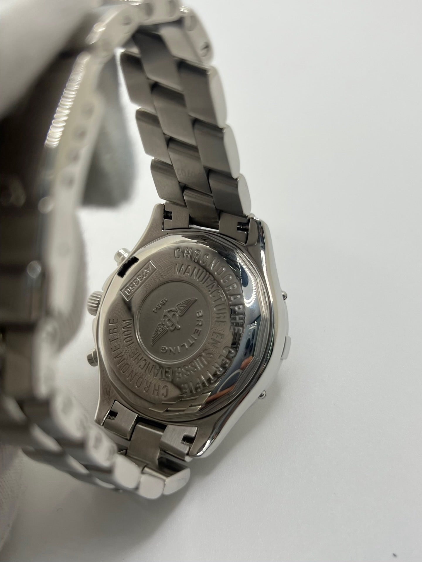 Montre Breitling Colt Chronograph A73350 en acier pour homme ou unisexe, équipée d’un mouvement quartz et d’un boîtier de 38 mm. Ce chronographe d’occasion en très bon état présente un cadran bleu sans chiffres, un verre saphir, une étanchéité de 10 ATM et une fonction date. Son bracelet en acier avec boucle déployante apporte confort et robustesse. Cette Breitling Colt Chronograph séduit par son style sportif, précis et intemporel, idéal pour les amateurs de montres de luxe.