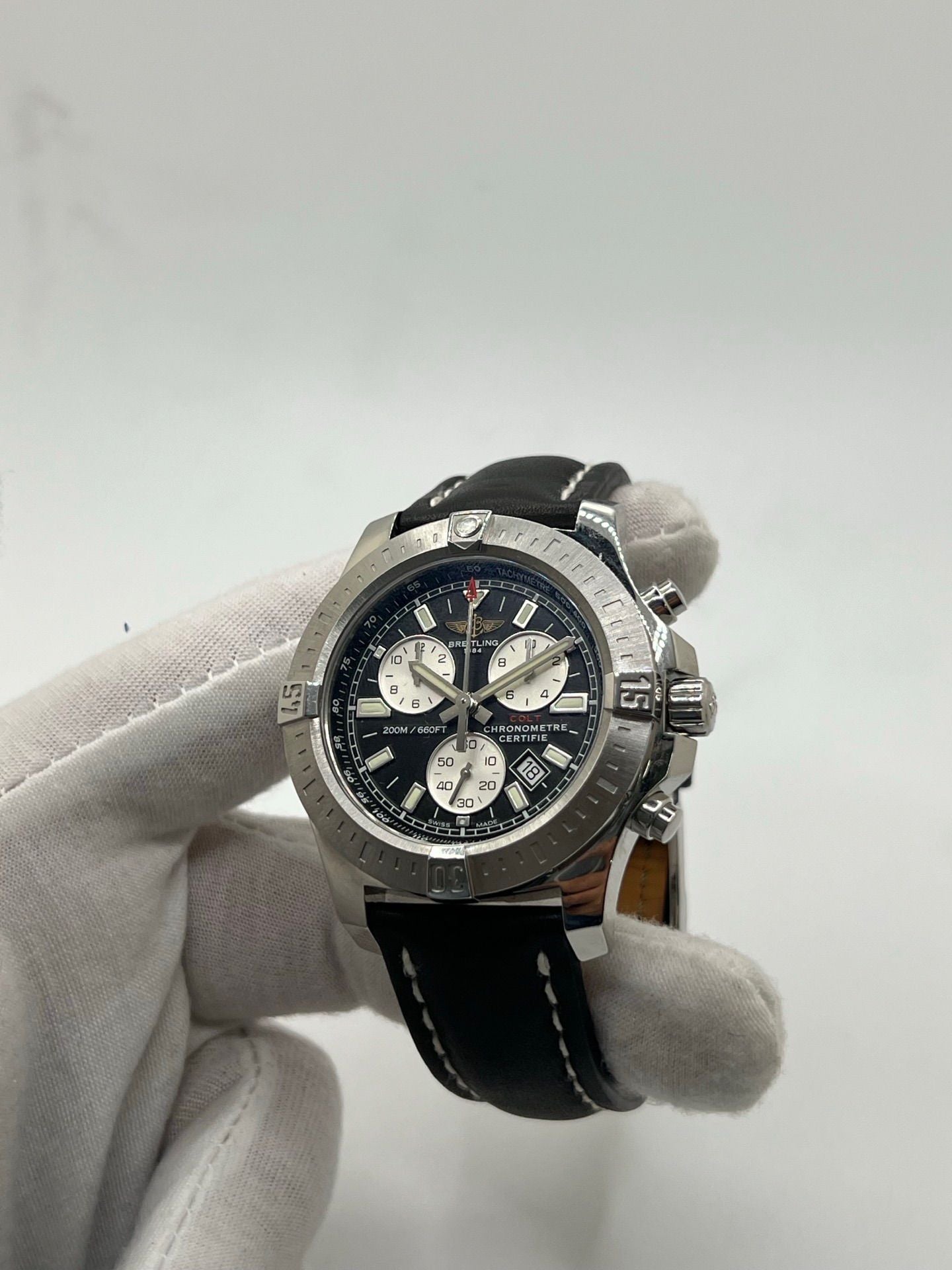 Montre Breitling Colt Chronograph A7338811/BD43 pour homme, chronographe à quartz avec boîtier en acier de 44 mm, cadran noir et bracelet en cuir noir. Modèle sportif et élégant, étanche à 20 ATM, avec fonction date et tachymètre. Livrée avec coffret et papiers d’origine, en excellent état, révisée en 2025 à Paris.