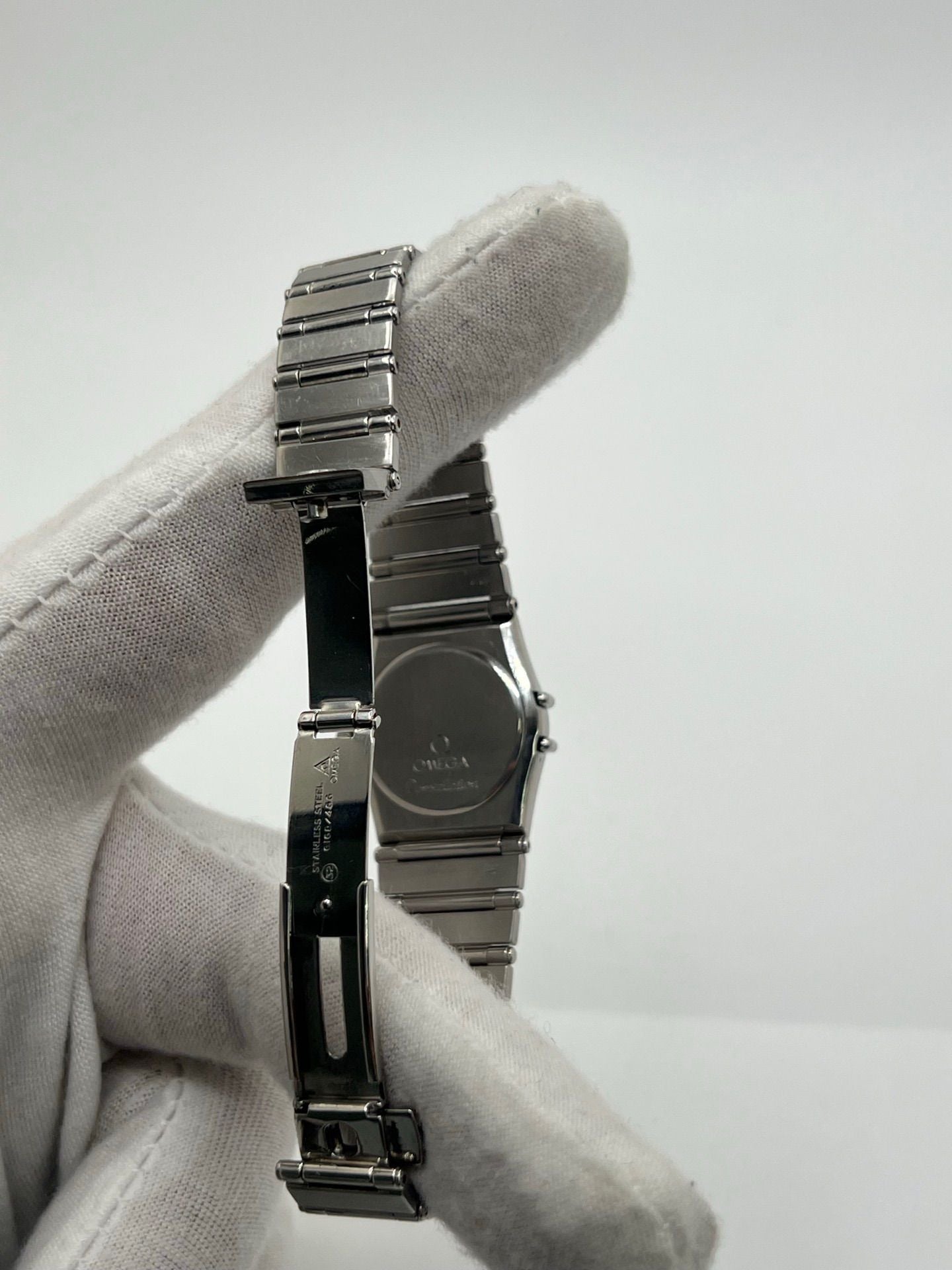 Montre femme Omega Constellation 795.1080 en acier avec cadran noir et chiffres romains. Mouvement quartz fiable, bracelet bicolore Or/Acier avec boucle pli. Diamètre 22 mm, verre saphir. État très bon, légère usure discrète. Coffret d’origine inclus, sans papiers. Parfaite pour élégance quotidienne et collection horlogère.