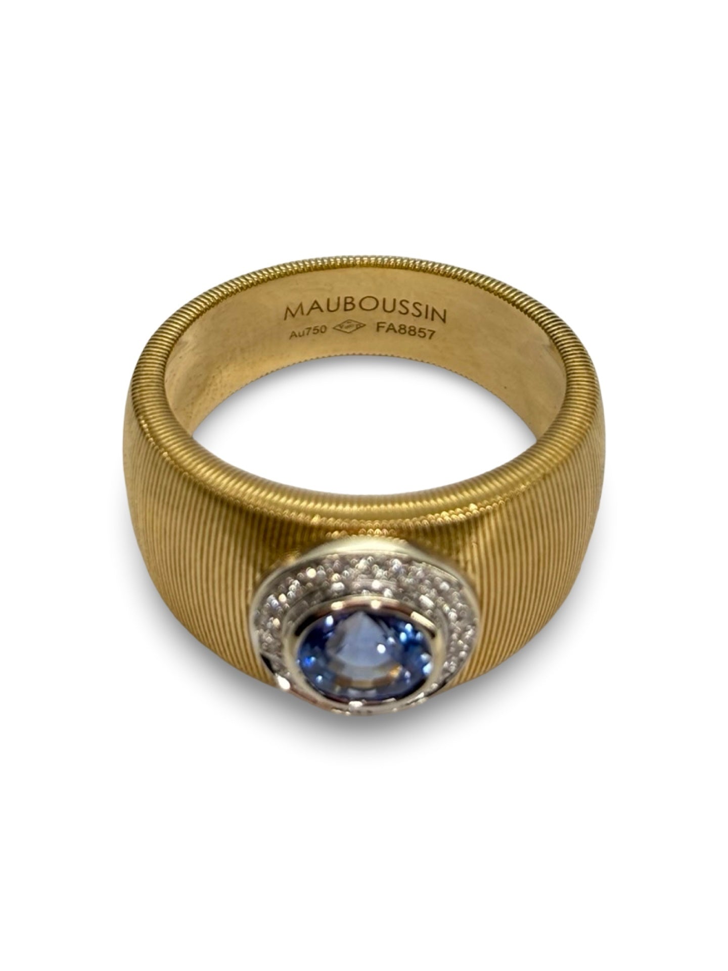 Raffinée et lumineuse, cette bague Mauboussin en or jaune est sertie d’un saphir de 1,1 carat et de diamants totalisant 0,07 carat. Une pièce de joaillerie élégante et intemporelle, parfaite pour sublimer vos tenues ou offrir un cadeau précieux. Bijou d’exception reflétant le savoir-faire et l’élégance de Mauboussin.