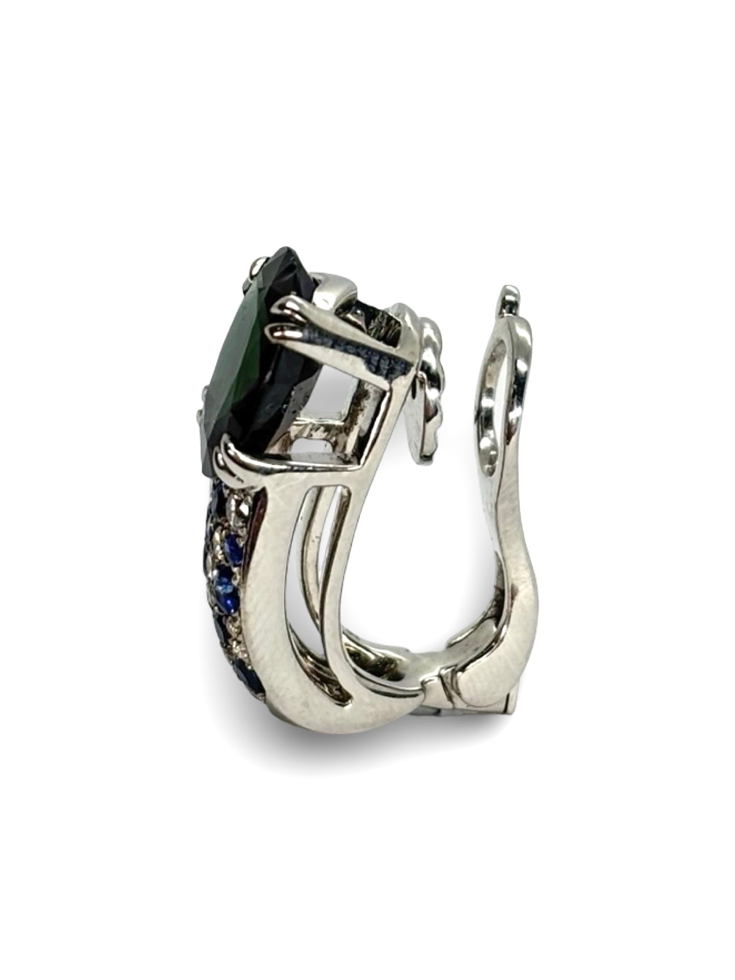 Splendides boucles d’oreilles Mauboussin en or blanc, serties de saphirs profonds totalisant 4,8 carats et sublimées par 0,40 carat de diamants étincelants. Une création d’exception alliant élégance et savoir-faire joaillier, idéale pour les grandes occasions ou pour enrichir une collection de bijoux de luxe.