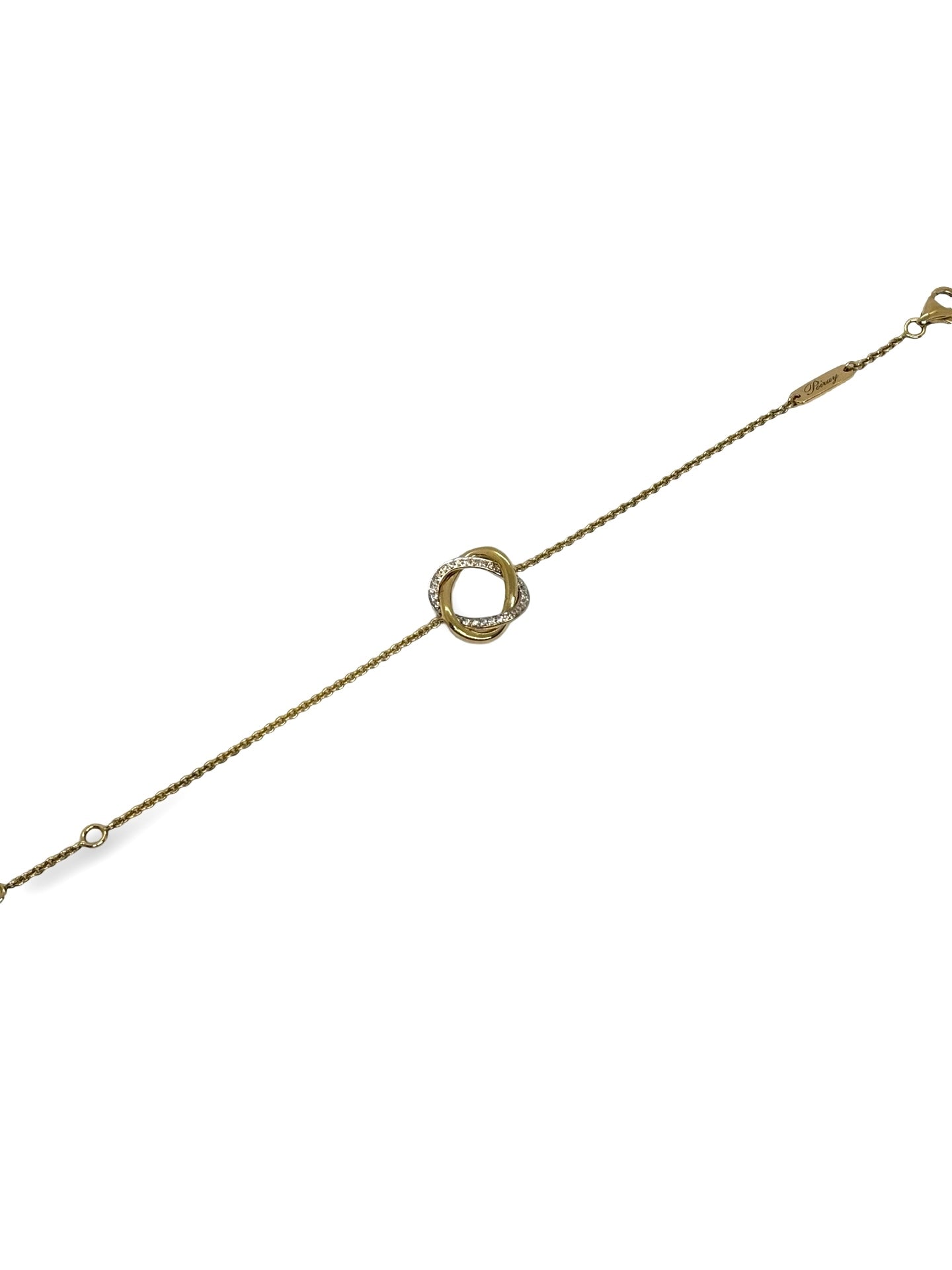 Sublimez votre poignet avec le bracelet Poiray Tresse en or et diamants, symbole d’élégance et de raffinement. Ce bijou d’exception séduit par son design iconique et intemporel, alliant la finesse de l’or à l’éclat des diamants. Parfait pour sublimer vos tenues, il incarne le luxe et le savoir-faire joaillier français.