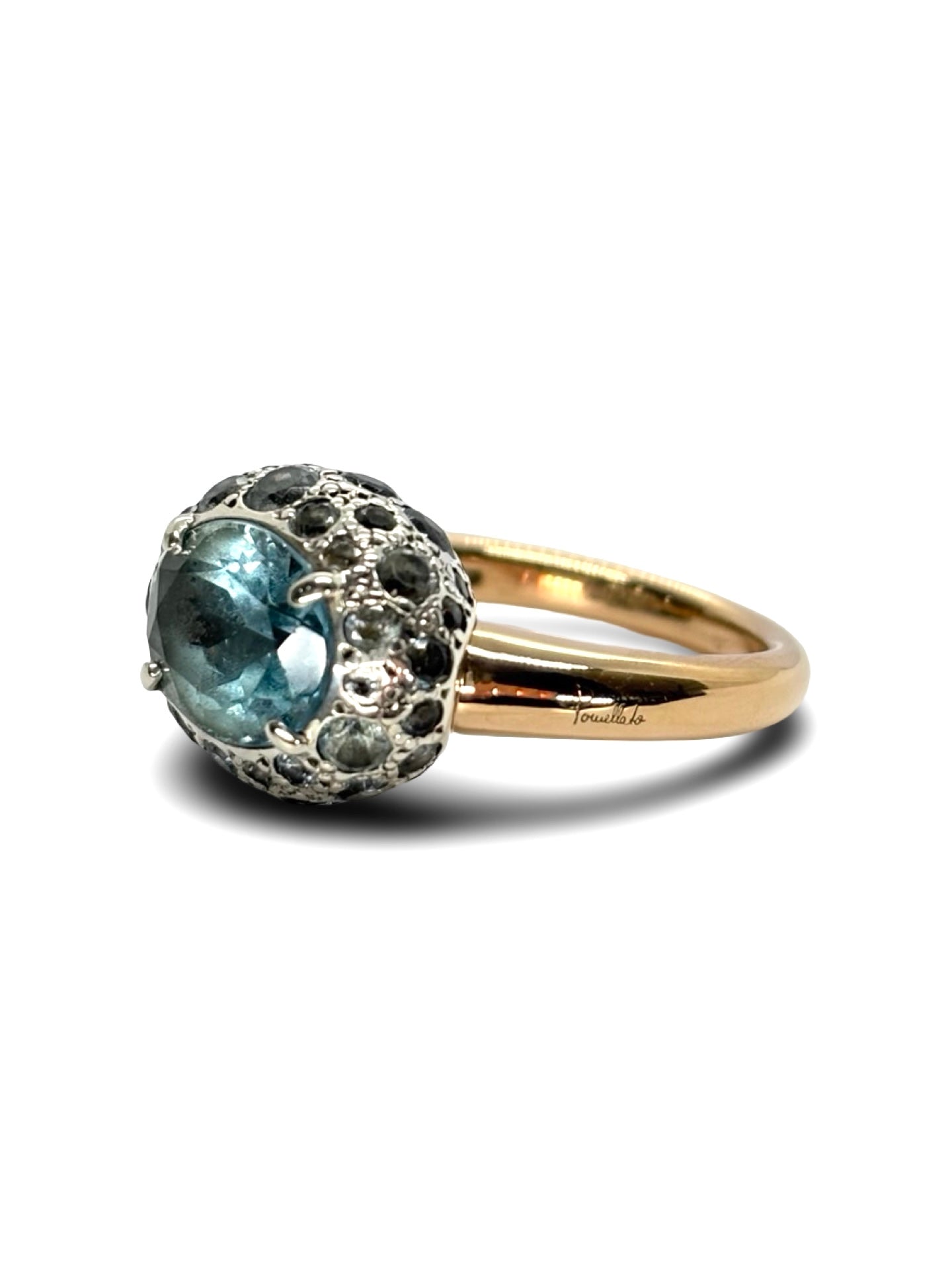 Élégante bague Pomellato en or rose, sublimée par une éclatante topaze. Une création raffinée et intemporelle qui allie élégance et couleur délicate, idéale pour sublimer toutes les tenues ou offrir un cadeau précieux. Bijou de joaillerie d’exception reflétant le savoir-faire Pomellato.