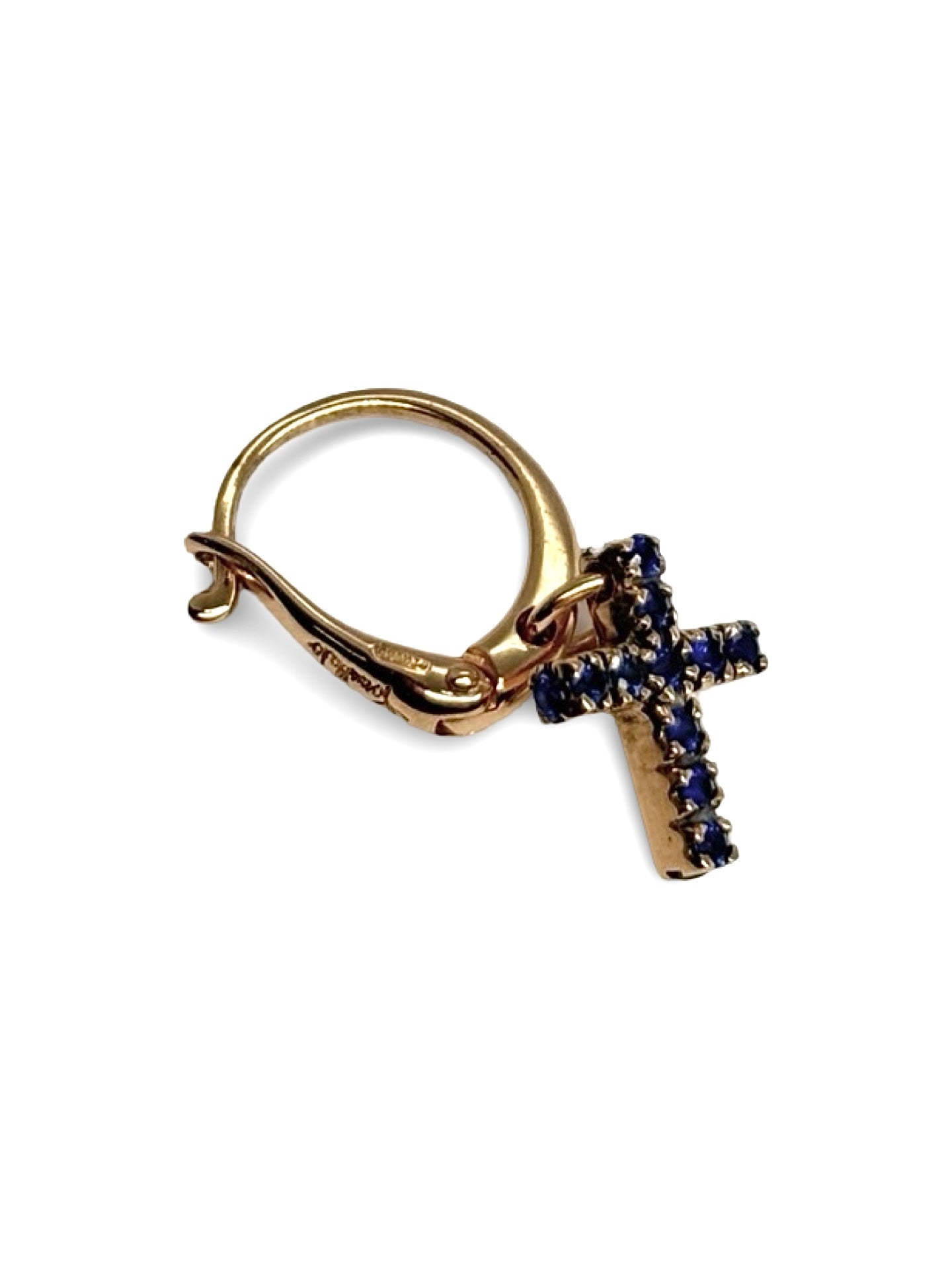 Raffinée et intemporelle, cette boucle d’oreille croix Pomellato en or jaune est ornée d’un saphir bleu de 0,18 carat. Un bijou élégant et symbolique, parfait pour sublimer votre style au quotidien ou offrir en cadeau. Pièce de joaillerie précieuse, elle reflète l’excellence et le savoir-faire de la maison Pomellato.