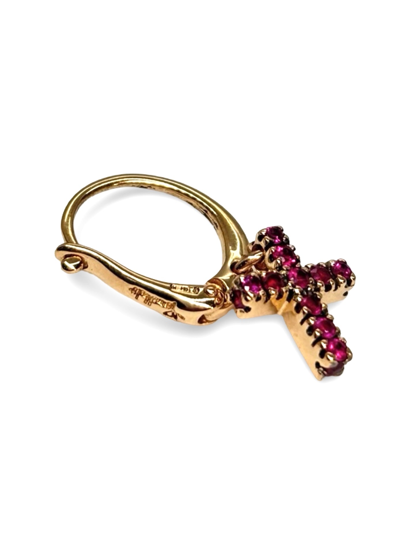 Élégante et précieuse, cette boucle d’oreille croix Pomellato en or rose est sublimée par un rubis éclatant de 0,18 carat. Symbole d’élégance et de raffinement, ce bijou raffiné se porte seul ou en paire pour un style unique. Une création de joaillerie intemporelle, parfaite pour offrir ou compléter une collection.