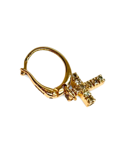 Raffinée et lumineuse, cette boucle d’oreille croix Pomellato en or rose est sertie de diamants scintillants totalisant 0,15 carat. Une création élégante et intemporelle qui allie modernité et tradition joaillière, idéale pour sublimer vos tenues ou offrir en cadeau. Un bijou précieux signé Pomellato.