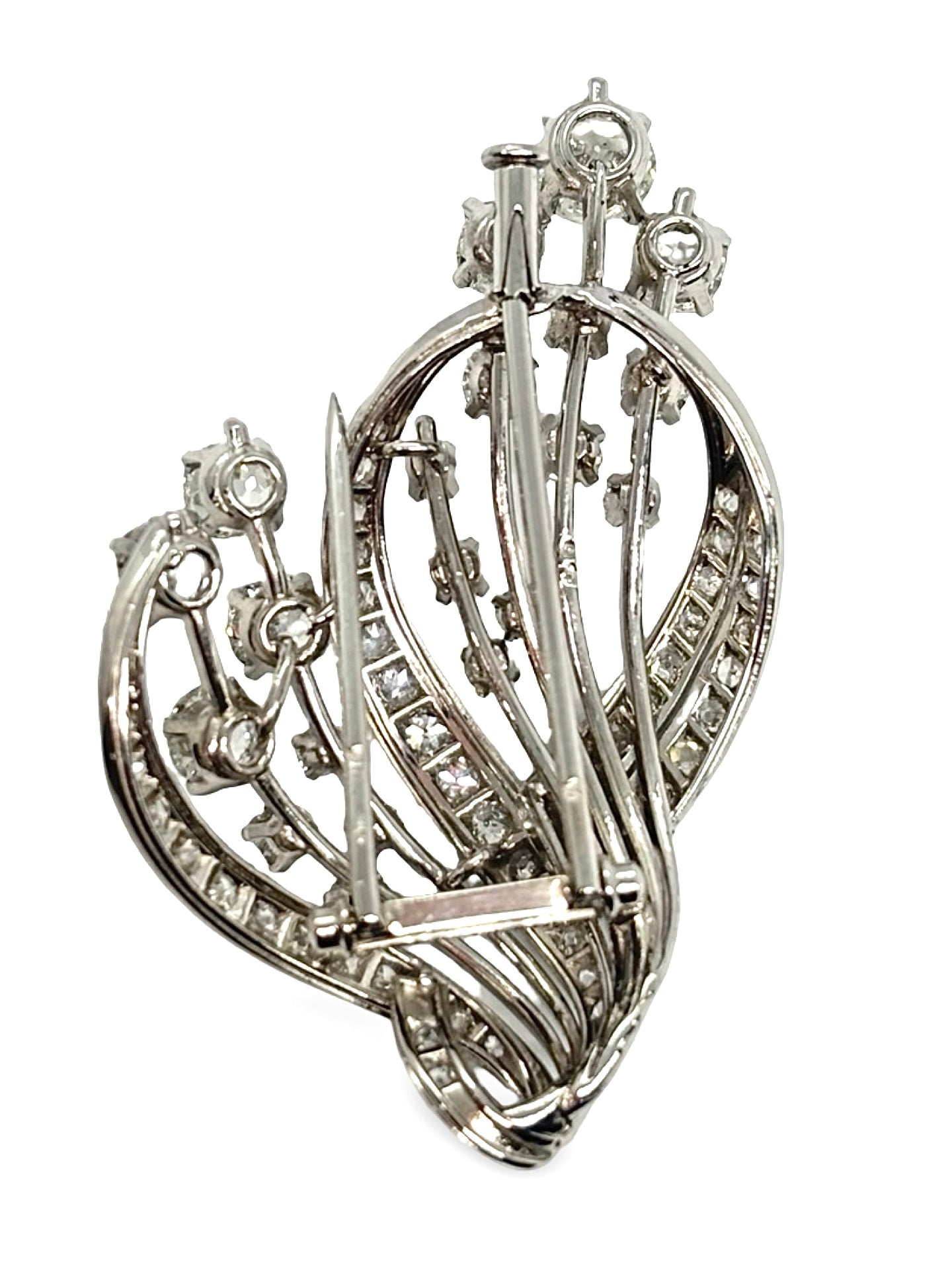 Broche en platine sertie de diamants totalisant 5 carats, présentant un éclat exceptionnel et un design raffiné. Pièce de joaillerie lumineuse et élégante, idéale pour sublimer une tenue ou compléter une collection. Détails précis, finitions soignées et brillance remarquable des diamants naturels.