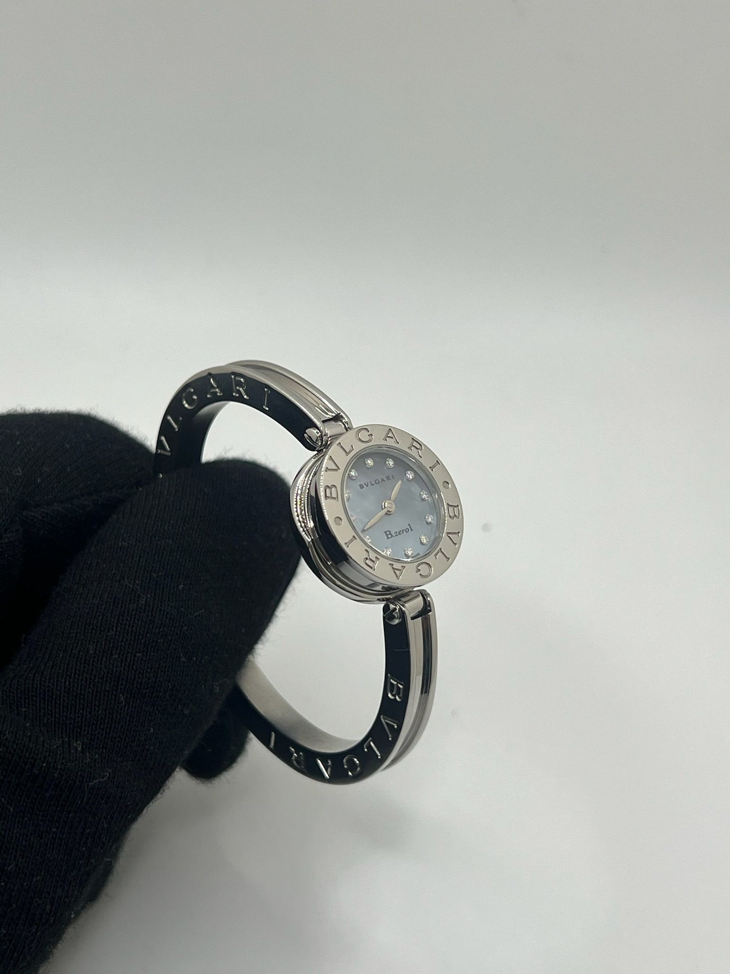 Découvrez l’élégance intemporelle de la montre Bulgari B.Zero1 en acier, sublimée par un cadran en nacre et un sertissage délicat de diamants. Ce modèle iconique pour femme allie sophistication joaillière et précision horlogère grâce à son mouvement quartz. Son design épuré, sans chiffres, et ses finitions luxueuses en font un bijou d’exception. Idéale pour sublimer chaque tenue, cette B.Zero1 incarne le raffinement à l’italienne signé Bulgari. Un choix parfait pour les amatrices de montres haut de gamme.