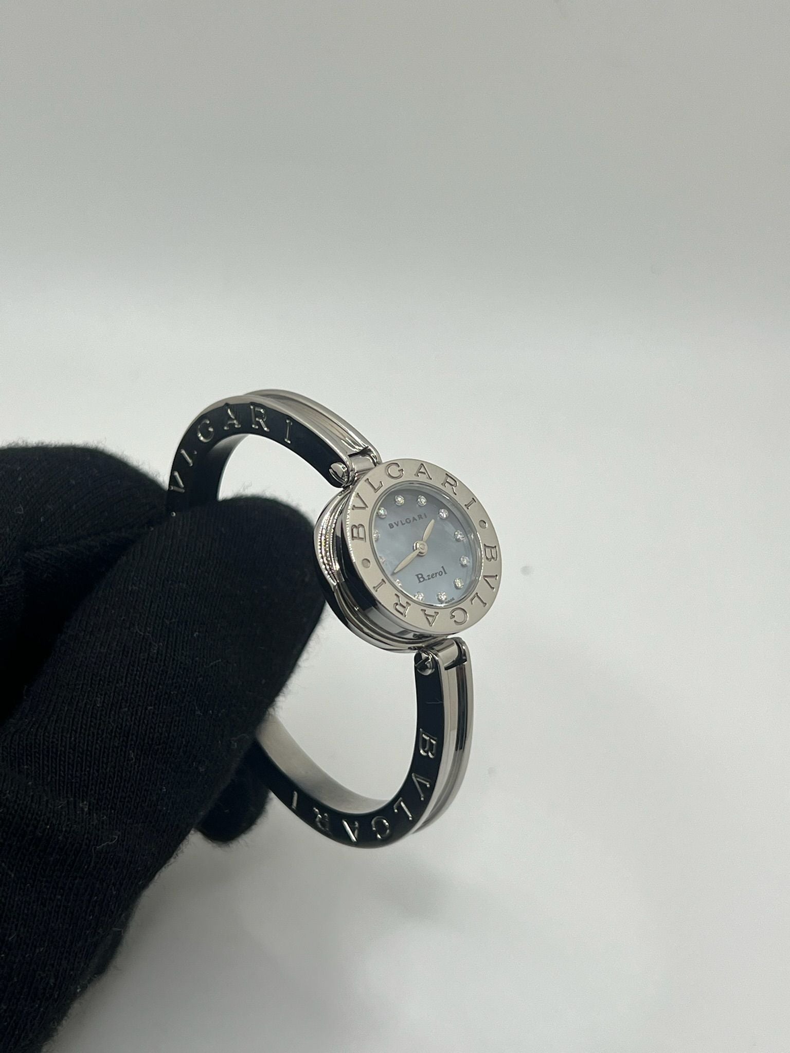 Découvrez l’élégance intemporelle de la montre Bulgari B.Zero1 en acier, sublimée par un cadran en nacre et un sertissage délicat de diamants. Ce modèle iconique pour femme allie sophistication joaillière et précision horlogère grâce à son mouvement quartz. Son design épuré, sans chiffres, et ses finitions luxueuses en font un bijou d’exception. Idéale pour sublimer chaque tenue, cette B.Zero1 incarne le raffinement à l’italienne signé Bulgari. Un choix parfait pour les amatrices de montres haut de gamme.