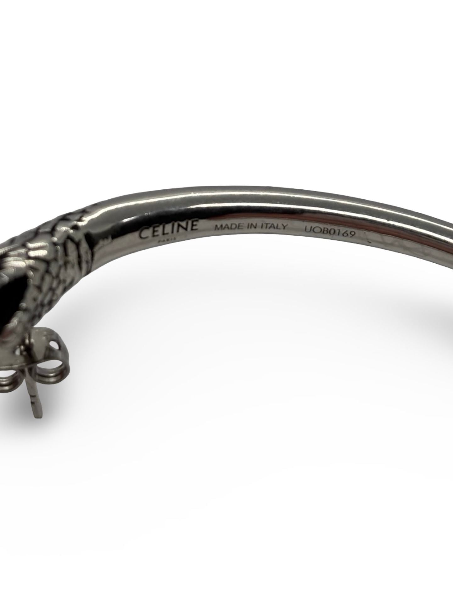 Symbole d’élégance et de caractère, les boucles d’oreilles Céline Serpent séduisent par leur design audacieux et raffiné. Inspirées de la puissance mystique du serpent, elles allient modernité et sensualité. Ces bijoux d’exception subliment le visage et ajoutent une touche de sophistication à chaque tenue.