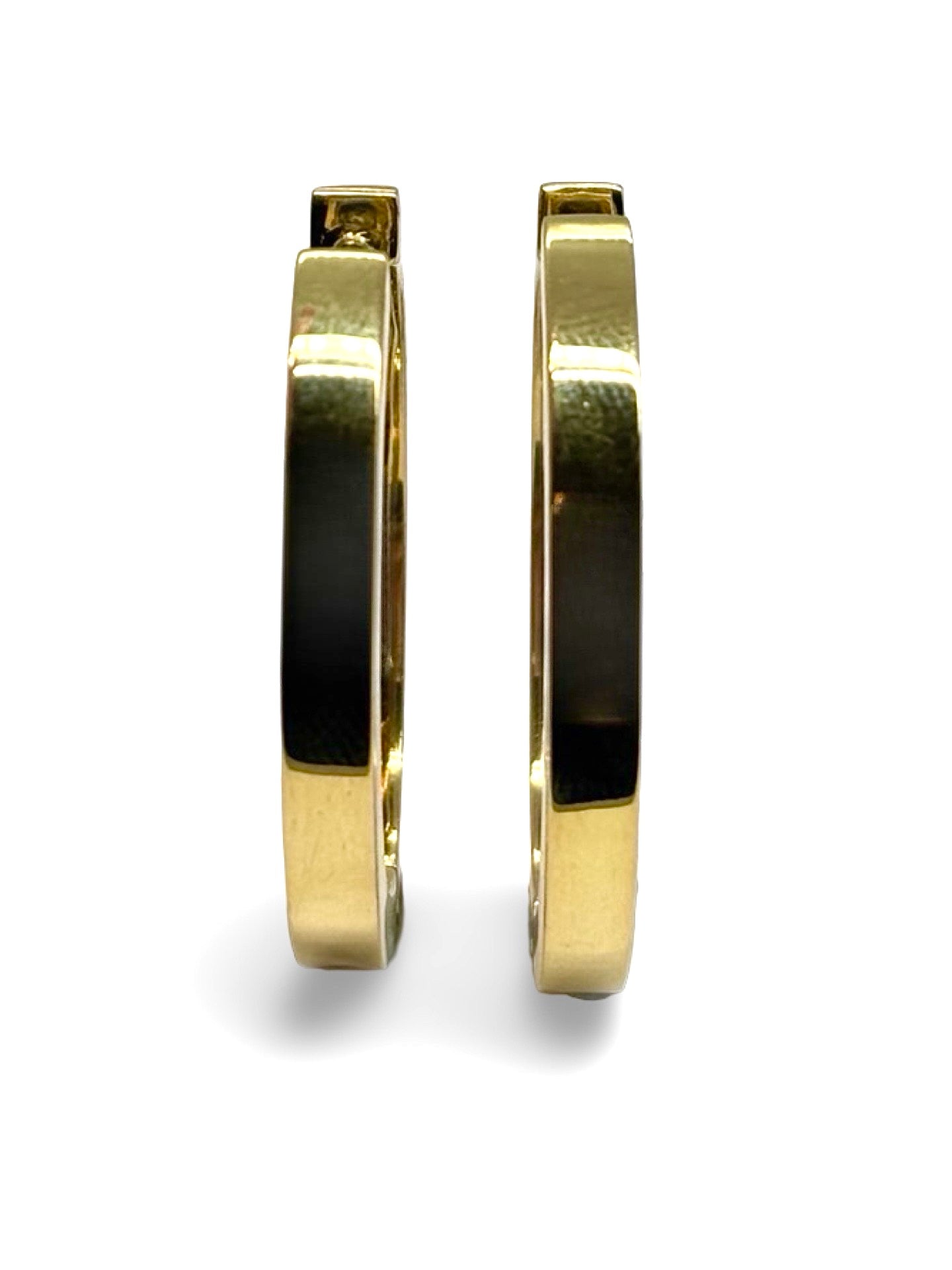 Créoles en or jaune sublimées par des diamants totalisant 0,50 carat. Leur design classique et raffiné apporte éclat et élégance au visage. Ces boucles d’oreilles intemporelles combinent la chaleur de l’or jaune à la brillance naturelle des diamants, parfaites pour rehausser un look quotidien ou compléter une tenue de soirée avec sophistication.