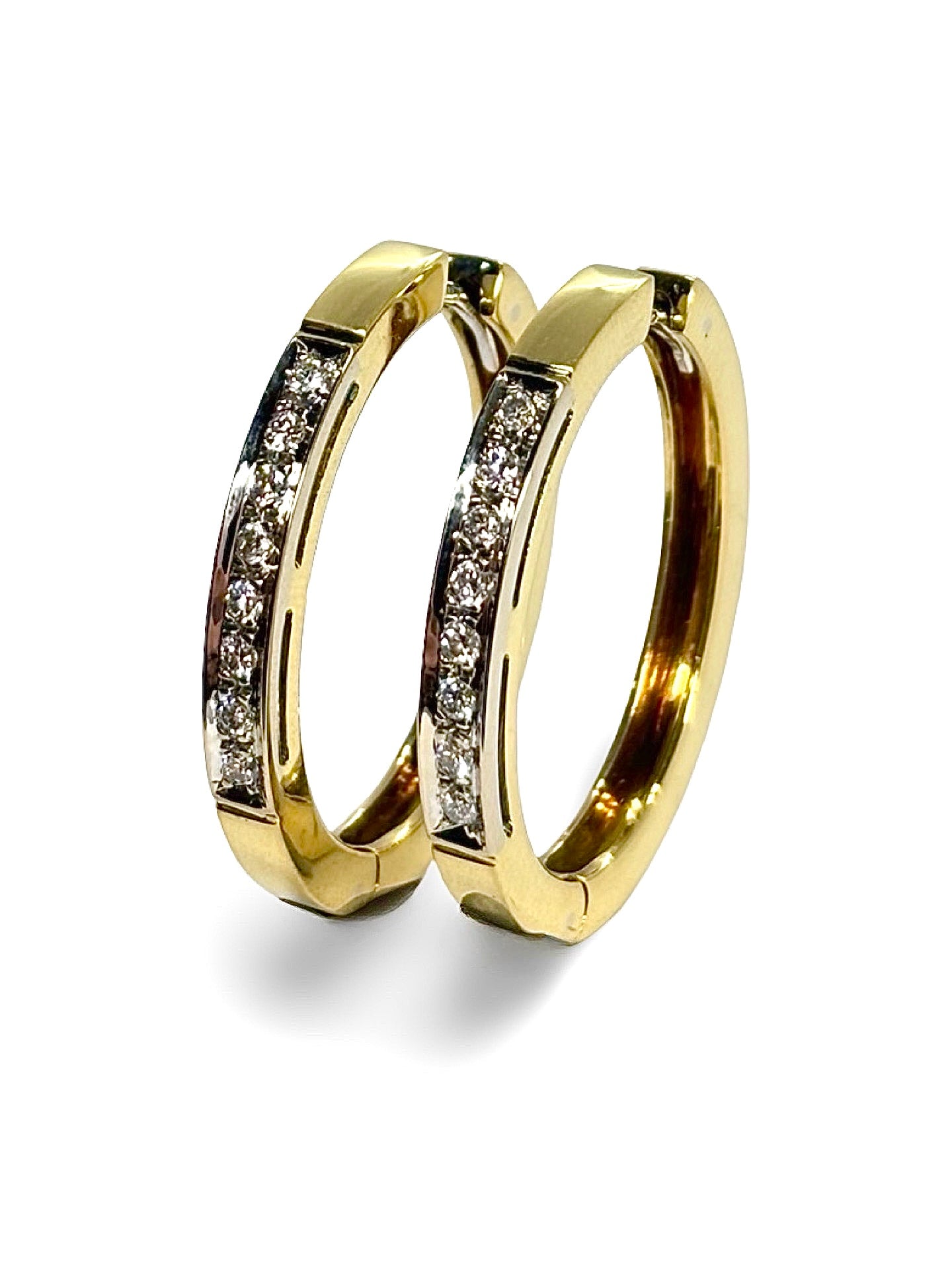 Créoles en or jaune sublimées par des diamants totalisant 0,50 carat. Leur design classique et raffiné apporte éclat et élégance au visage. Ces boucles d’oreilles intemporelles combinent la chaleur de l’or jaune à la brillance naturelle des diamants, parfaites pour rehausser un look quotidien ou compléter une tenue de soirée avec sophistication.