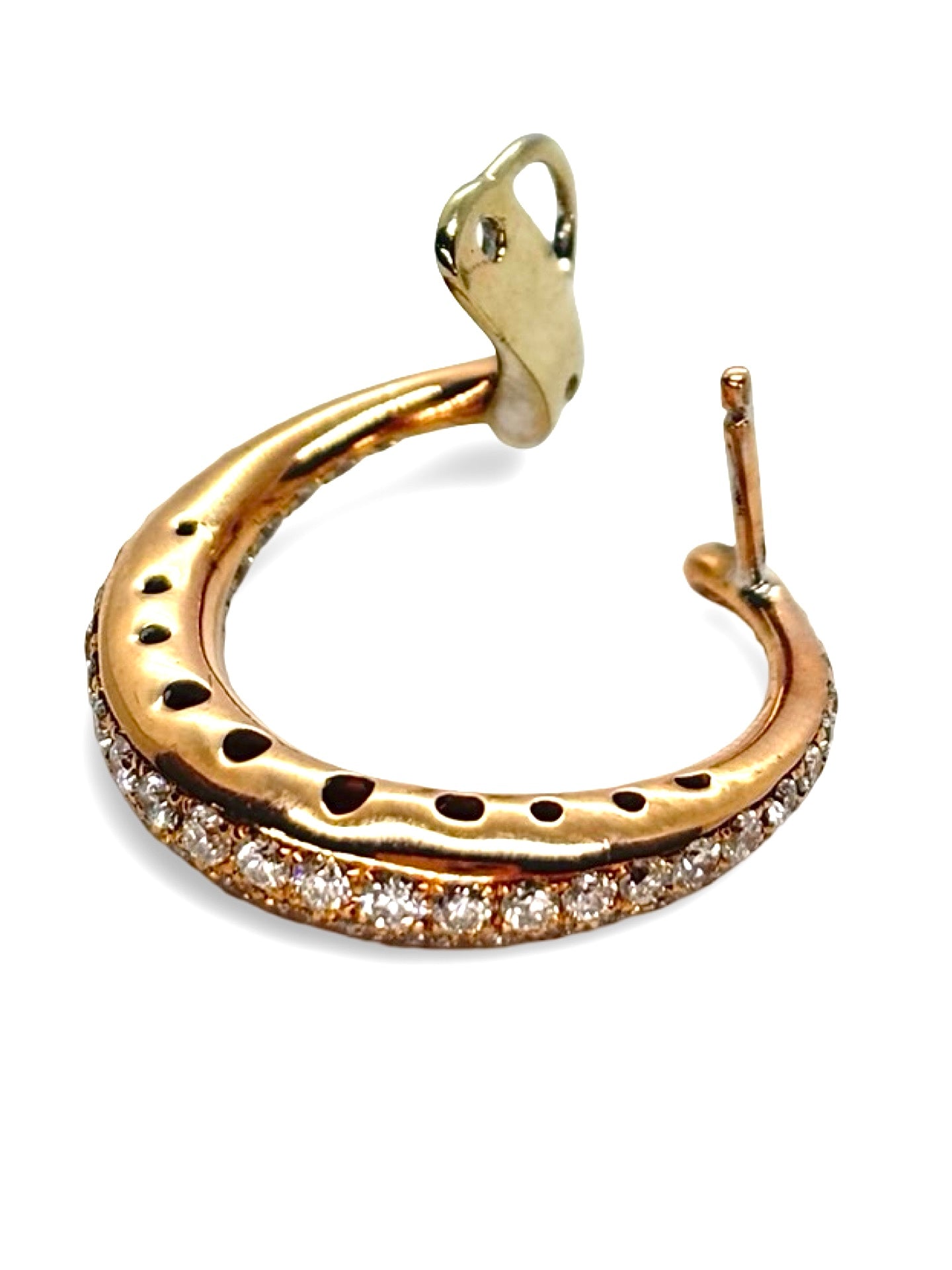 Boucles d’oreilles en or rose serties de diamants de 1,2 carat, offrant une brillance élégante et raffinée. Leur design délicat met en valeur l’éclat naturel des pierres, parfait pour sublimer une tenue chic ou illuminer le quotidien. Ces boucles allient modernité, finesse et éclat intemporel.