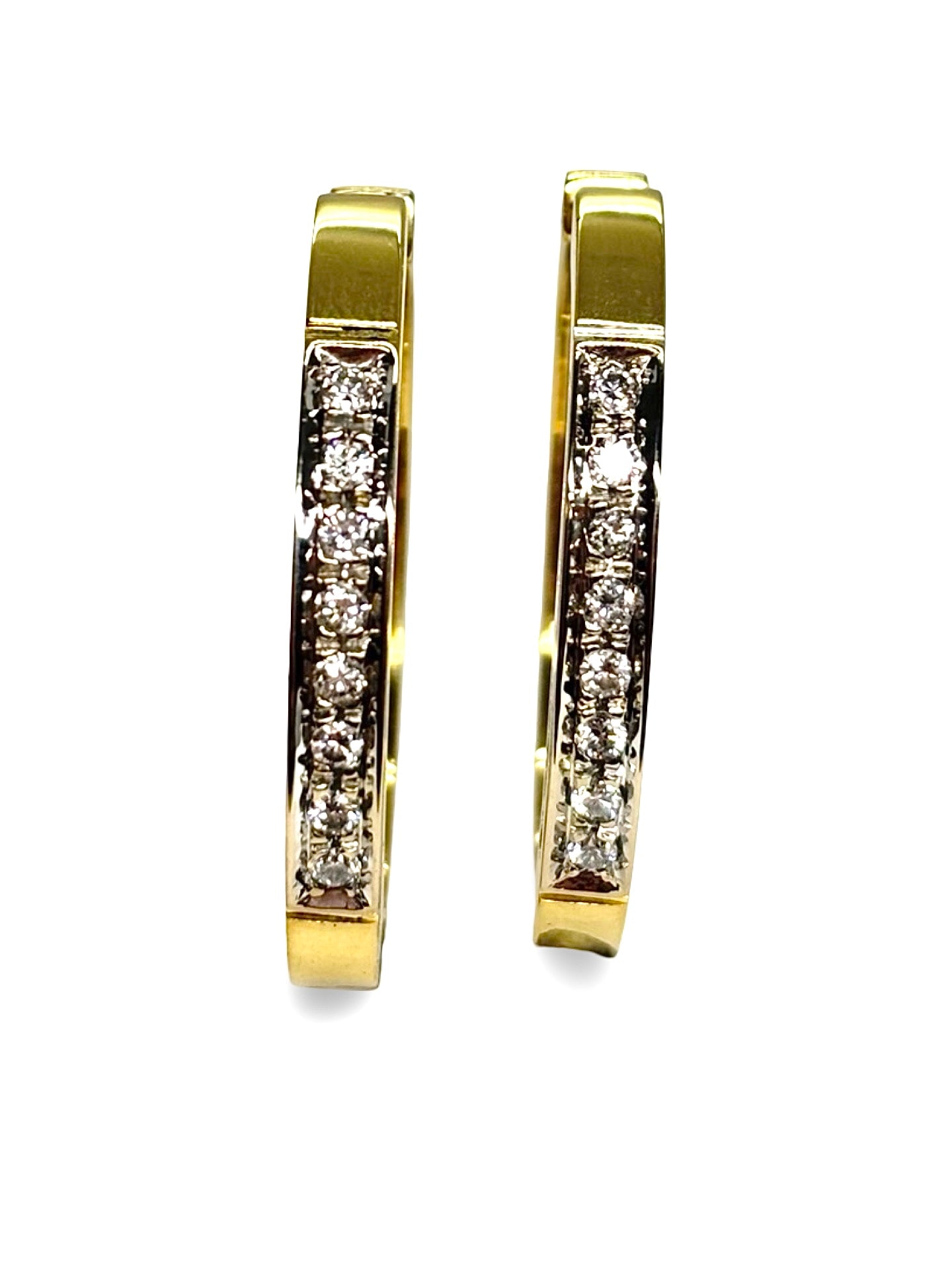 Créoles en or jaune sublimées par des diamants totalisant 0,50 carat. Leur design classique et raffiné apporte éclat et élégance au visage. Ces boucles d’oreilles intemporelles combinent la chaleur de l’or jaune à la brillance naturelle des diamants, parfaites pour rehausser un look quotidien ou compléter une tenue de soirée avec sophistication.