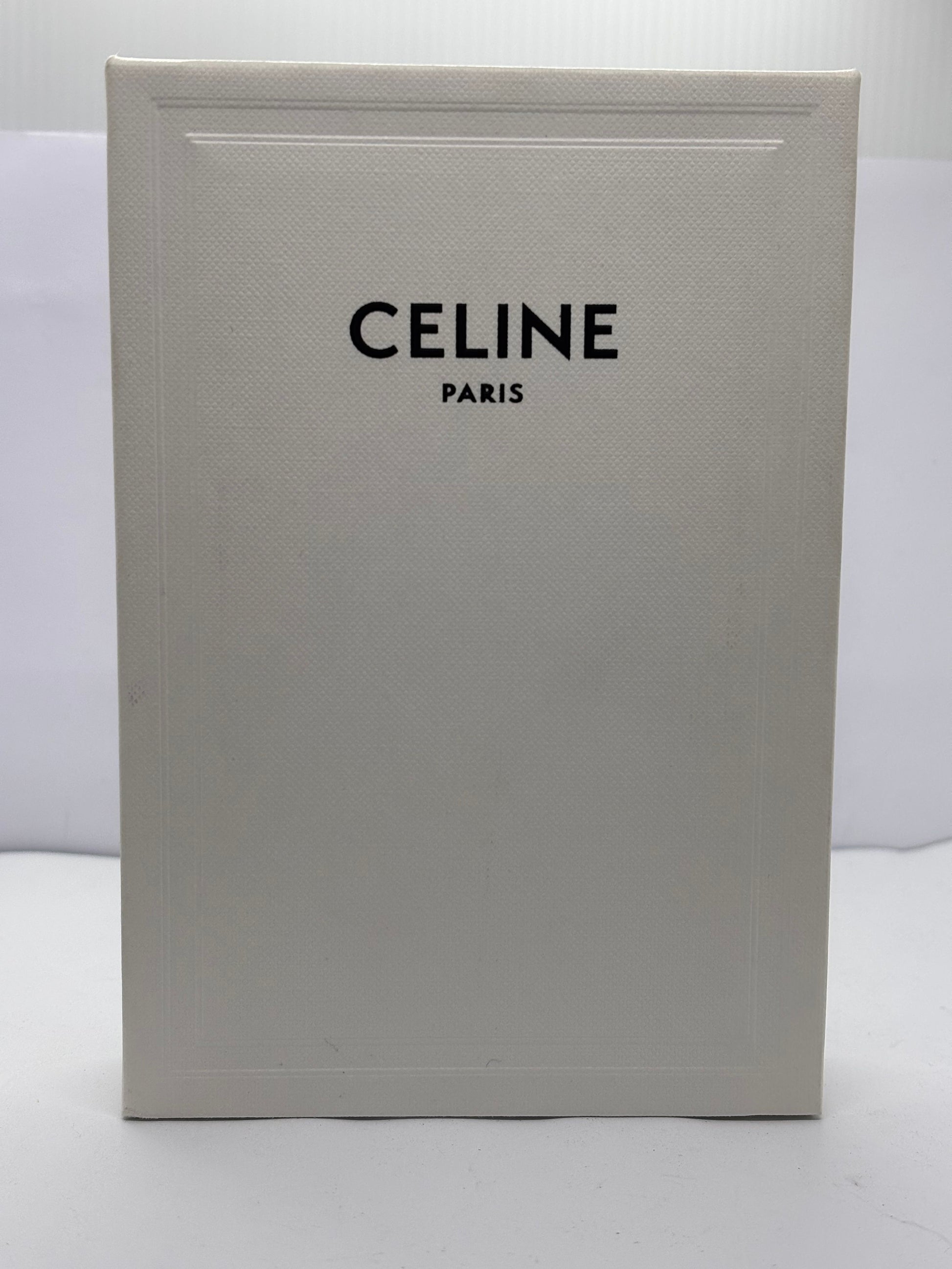 Symbole d’élégance et de caractère, les boucles d’oreilles Céline Serpent séduisent par leur design audacieux et raffiné. Inspirées de la puissance mystique du serpent, elles allient modernité et sensualité. Ces bijoux d’exception subliment le visage et ajoutent une touche de sophistication à chaque tenue.