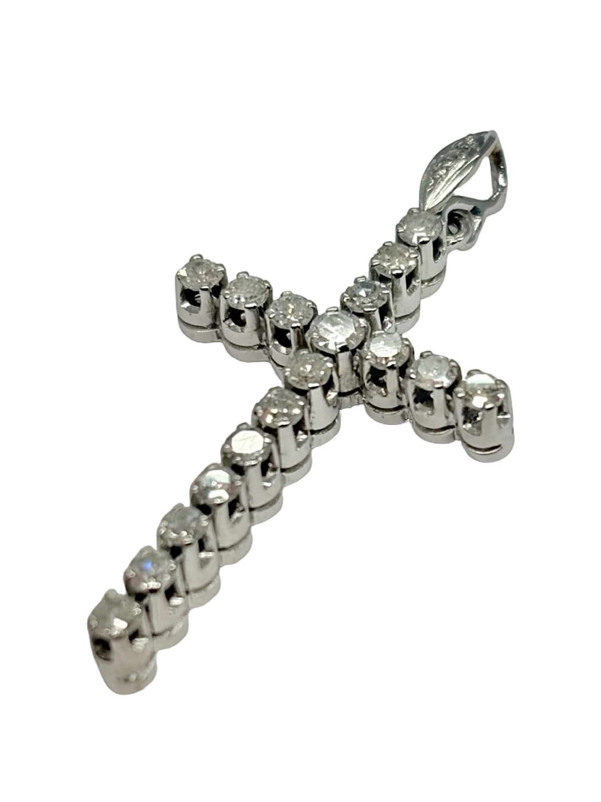 Pendentif croix en or blanc 14K (585‰) serti de diamants totalisant 0,90 carat. Élégant et intemporel, ce pendentif met en valeur l'éclat des diamants associé à la brillance de l'or blanc. Son design raffiné en forme de croix en fait un bijou symbolique, idéal à offrir ou à porter au quotidien. Réalisé avec un savoir-faire joaillier de qualité, il apporte une touche d'élégance et de lumière à toutes les tenues.