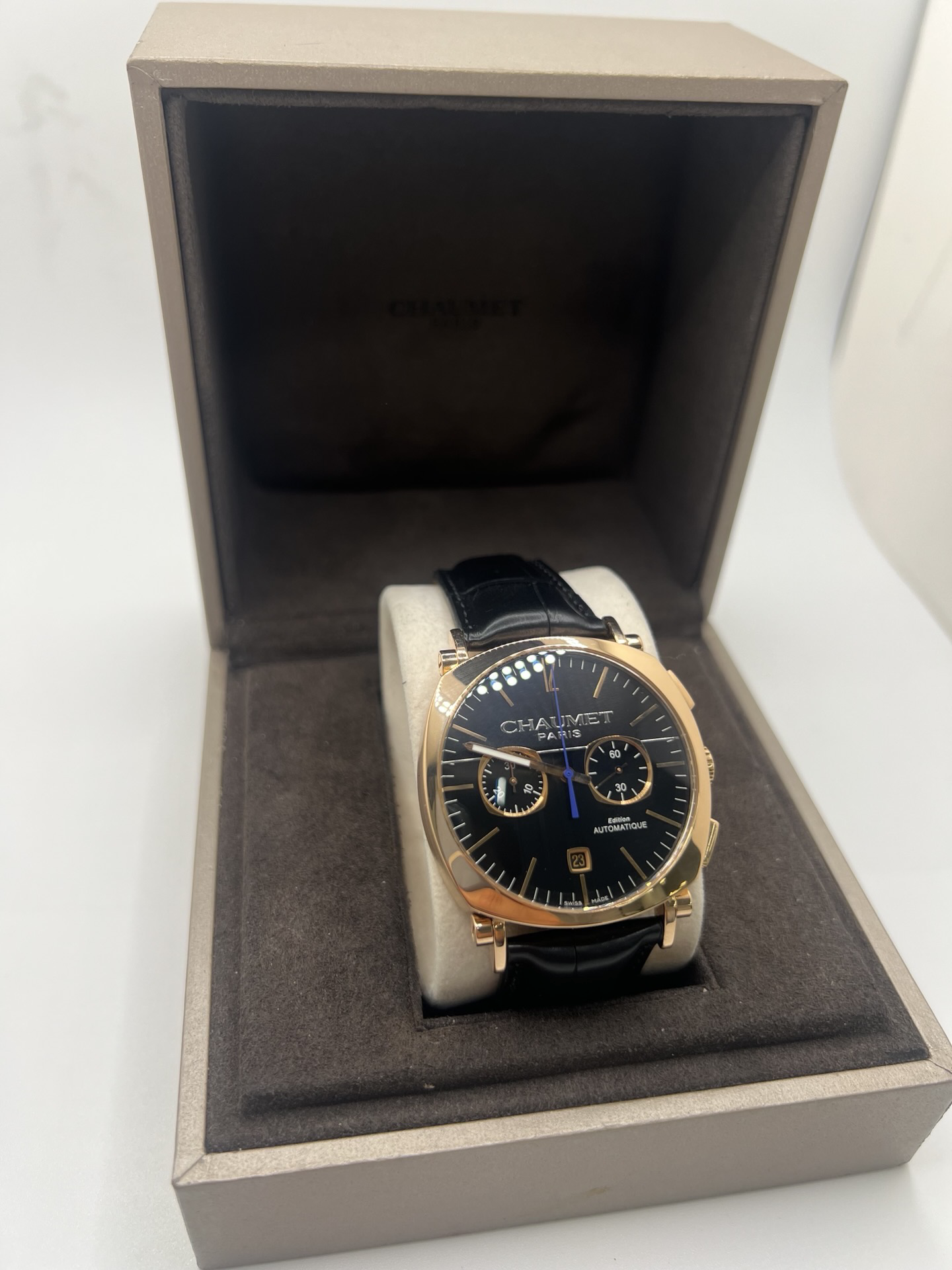 Découvrez l’élégance masculine selon Chaumet, incarnée par cette somptueuse Dandy XL Chronograph en or rose 18K, une montre à la fois raffinée et charismatique, symbole du chic parisien contemporain. Son boîtier de 40 mm séduit par ses proportions parfaites et son éclat chaud, sublimé par les reflets de l’or rose. 