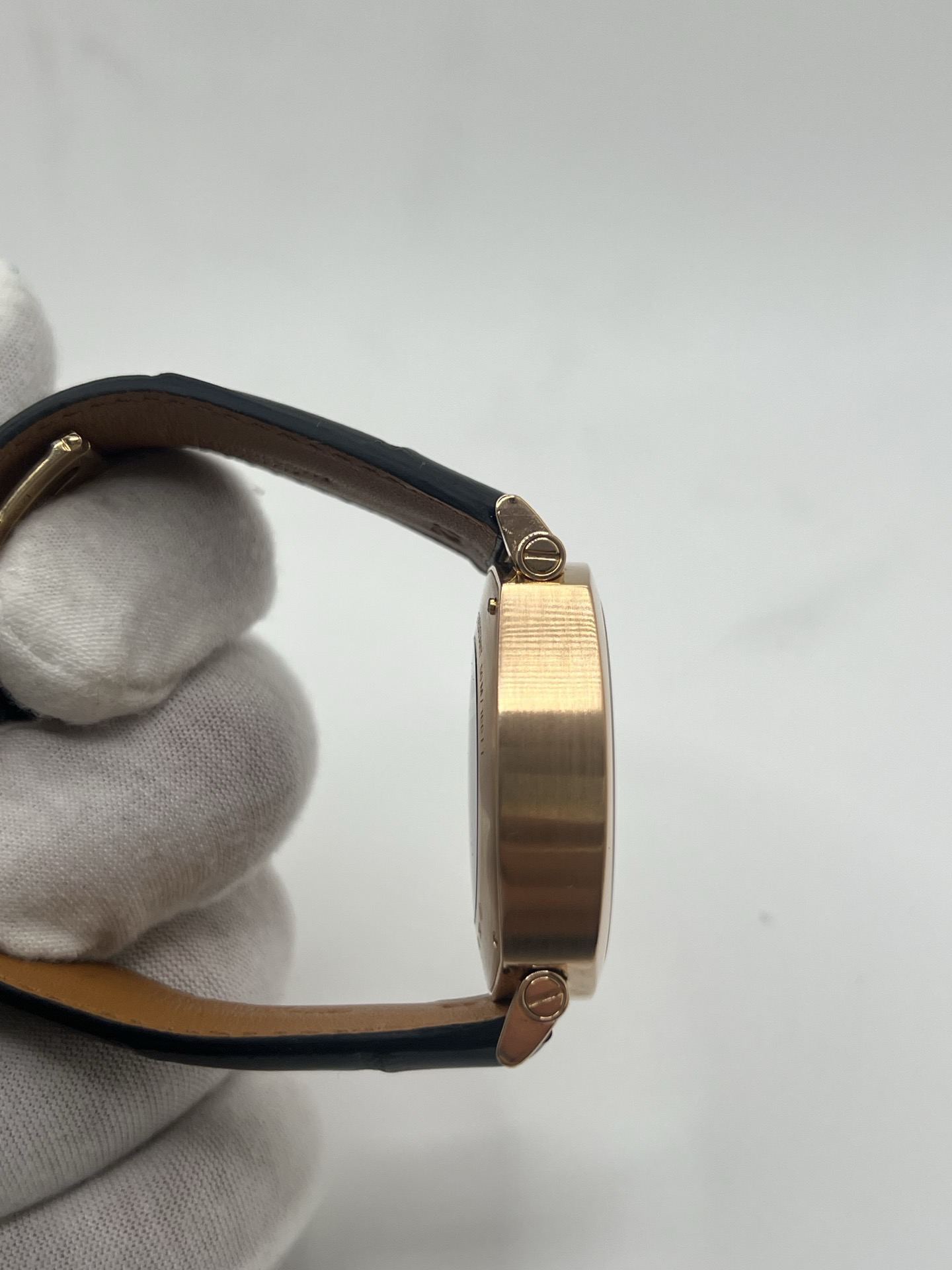 Découvrez l’élégance masculine selon Chaumet, incarnée par cette somptueuse Dandy XL Chronograph en or rose 18K, une montre à la fois raffinée et charismatique, symbole du chic parisien contemporain. Son boîtier de 40 mm séduit par ses proportions parfaites et son éclat chaud, sublimé par les reflets de l’or rose. 