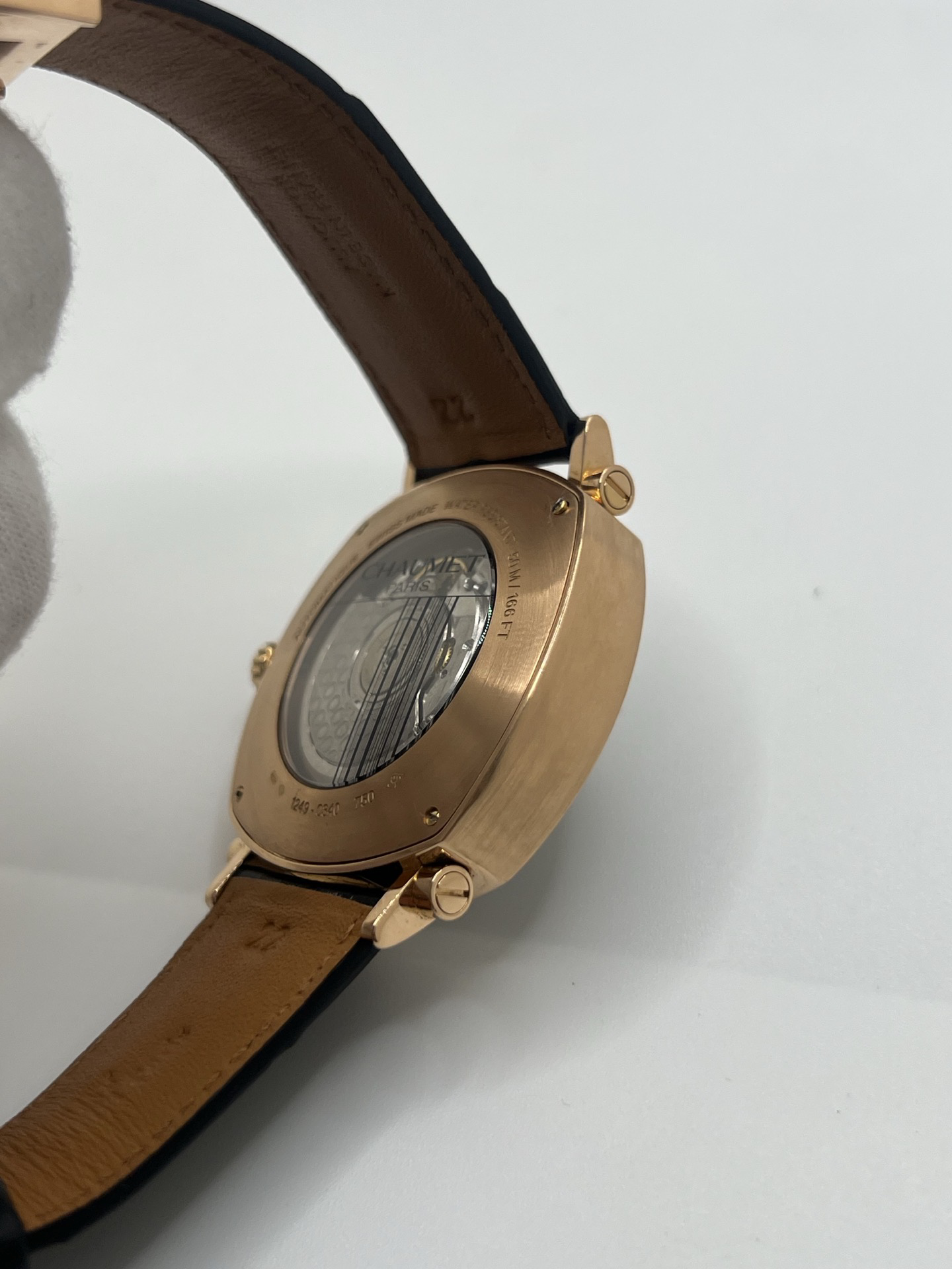 Découvrez l’élégance masculine selon Chaumet, incarnée par cette somptueuse Dandy XL Chronograph en or rose 18K, une montre à la fois raffinée et charismatique, symbole du chic parisien contemporain. Son boîtier de 40 mm séduit par ses proportions parfaites et son éclat chaud, sublimé par les reflets de l’or rose. 