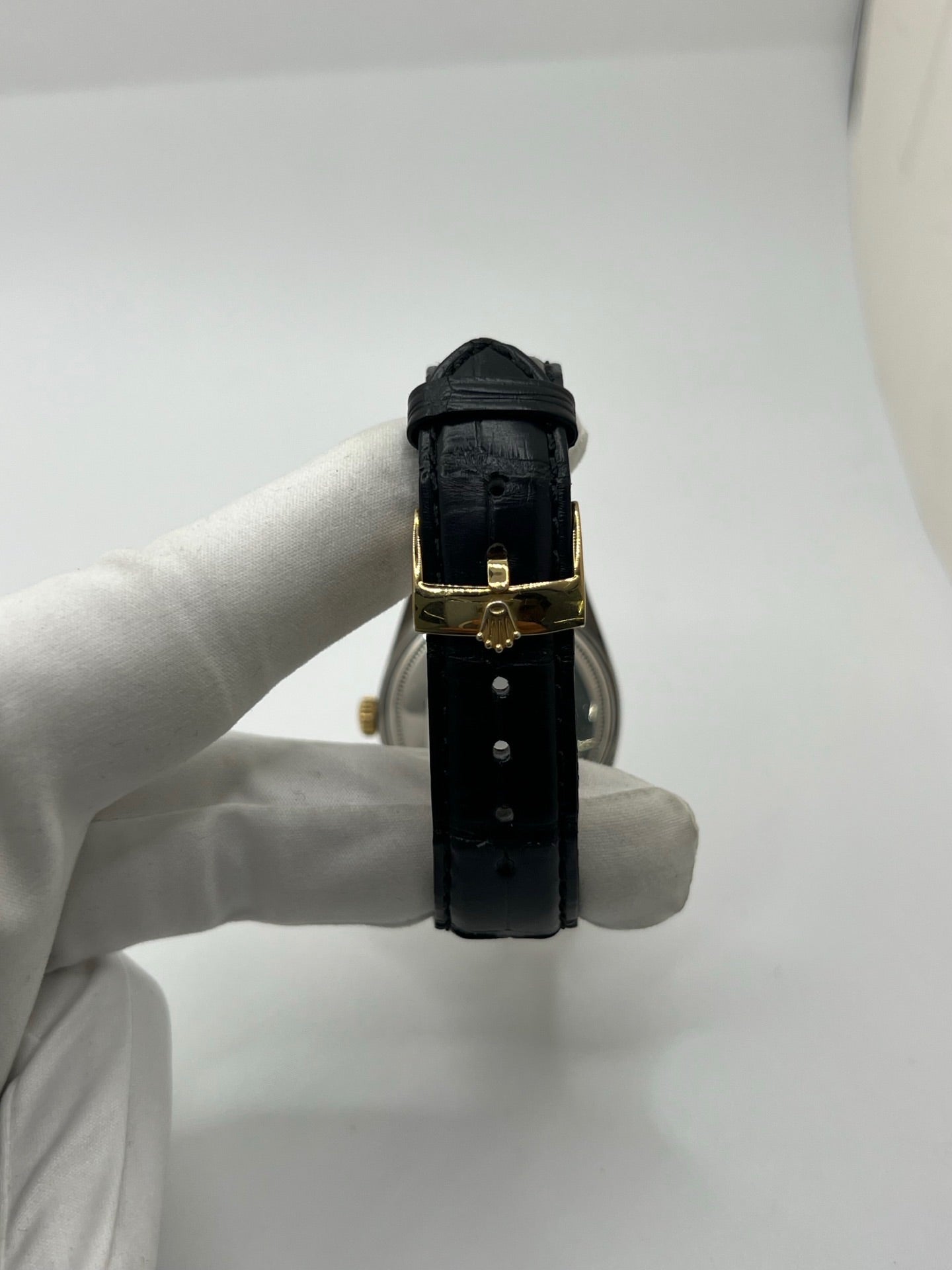 Montre Rolex Datejust 1601 de 1969 en acier et or jaune avec boîtier Oyster de 36 mm et lunette cannelée emblématique. Cadran noir d’origine offrant élégance et contraste, animé par un mouvement automatique révisé pour une précision optimale. Modèle vintage iconique en très bon état, monté sur bracelet cuir avec boucle, livré avec boîte Rolex. Pièce intemporelle, idéale pour collectionneur ou amateur de montres de prestige. Garantie 1 an.