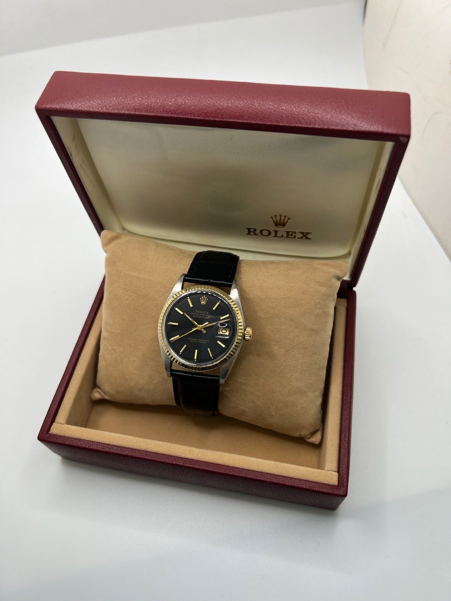 Montre Rolex Datejust 1601 de 1969 en acier et or jaune avec boîtier Oyster de 36 mm et lunette cannelée emblématique. Cadran noir d’origine offrant élégance et contraste, animé par un mouvement automatique révisé pour une précision optimale. Modèle vintage iconique en très bon état, monté sur bracelet cuir avec boucle, livré avec boîte Rolex. Pièce intemporelle, idéale pour collectionneur ou amateur de montres de prestige. Garantie 1 an.