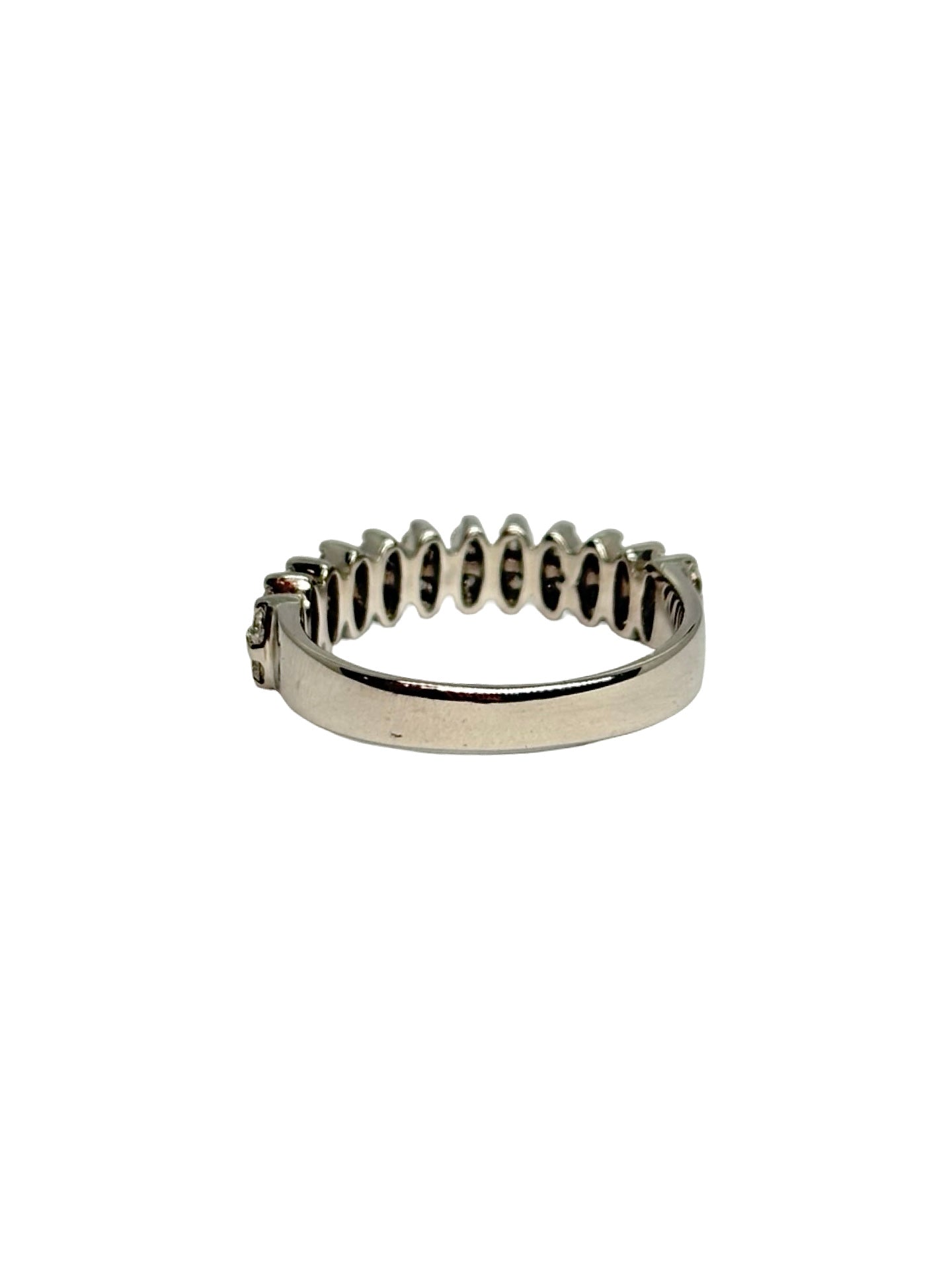 Demi-alliance en or blanc 18K (750/1000) sertie de diamants naturels totalisant 0,48 ct. Élégante et intemporelle, cette bague met en valeur l'éclat des diamants grâce à un sertissage raffiné. Idéale comme alliance, bague d'anniversaire ou à porter au quotidien, elle s'associe facilement à une bague de fiançailles ou se porte seule. Un bijou en or blanc alliant finesse, brillance et savoir-faire joaillier.