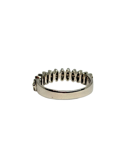 Demi-alliance en or blanc 18K (750/1000) sertie de diamants naturels totalisant 0,48 ct. Élégante et intemporelle, cette bague met en valeur l'éclat des diamants grâce à un sertissage raffiné. Idéale comme alliance, bague d'anniversaire ou à porter au quotidien, elle s'associe facilement à une bague de fiançailles ou se porte seule. Un bijou en or blanc alliant finesse, brillance et savoir-faire joaillier.