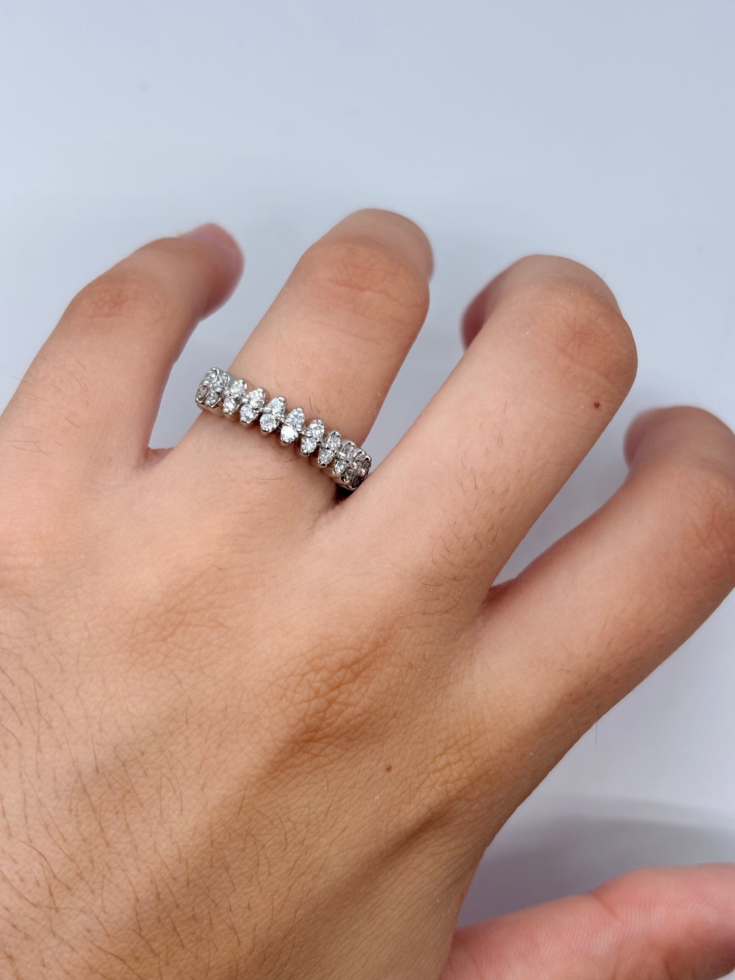 Demi-alliance en or blanc 18K (750/1000) sertie de diamants naturels totalisant 0,48 ct. Élégante et intemporelle, cette bague met en valeur l'éclat des diamants grâce à un sertissage raffiné. Idéale comme alliance, bague d'anniversaire ou à porter au quotidien, elle s'associe facilement à une bague de fiançailles ou se porte seule. Un bijou en or blanc alliant finesse, brillance et savoir-faire joaillier.
