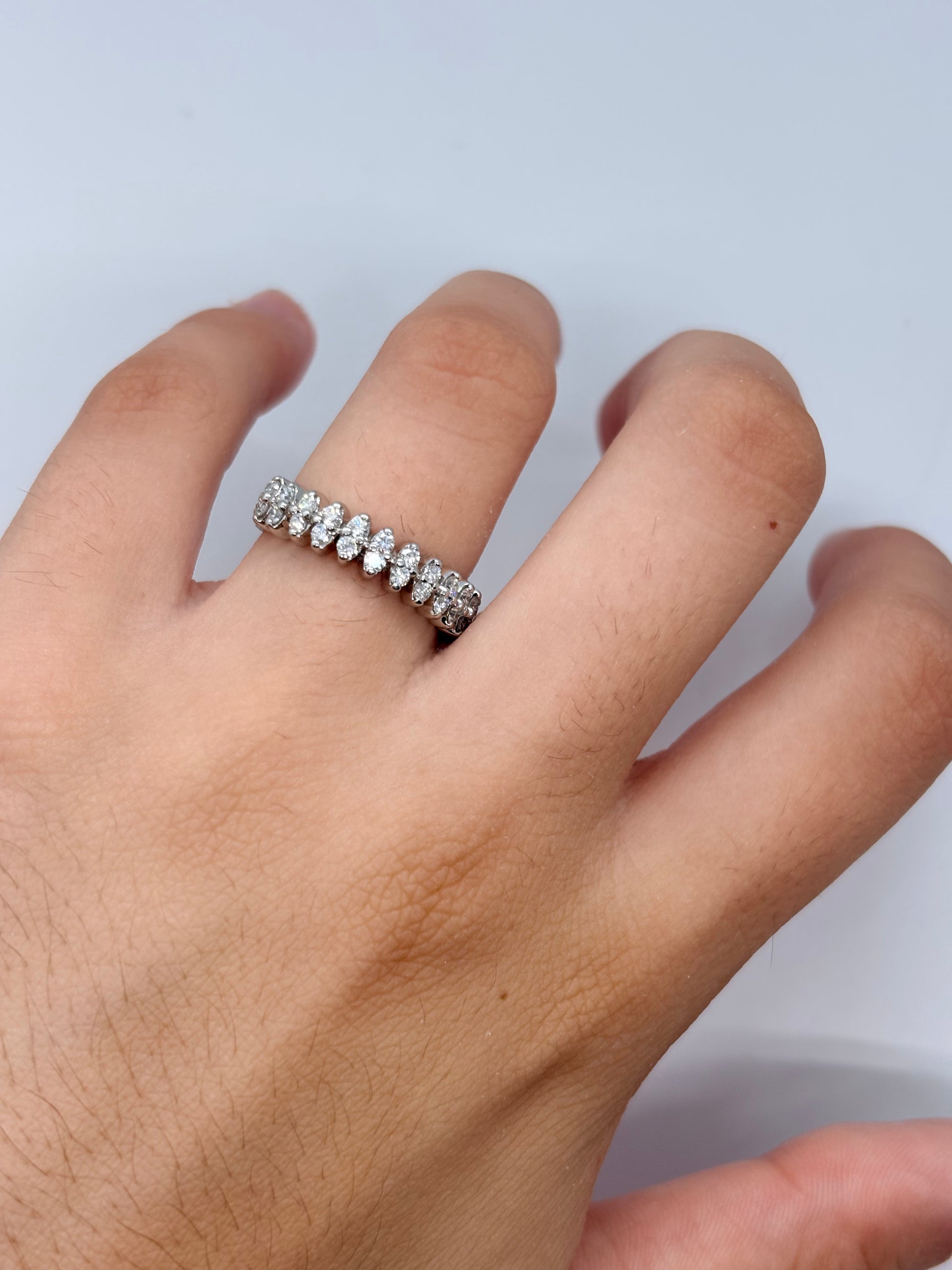 Demi-alliance en or blanc 18K (750/1000) sertie de diamants naturels totalisant 0,48 ct. Élégante et intemporelle, cette bague met en valeur l'éclat des diamants grâce à un sertissage raffiné. Idéale comme alliance, bague d'anniversaire ou à porter au quotidien, elle s'associe facilement à une bague de fiançailles ou se porte seule. Un bijou en or blanc alliant finesse, brillance et savoir-faire joaillier.