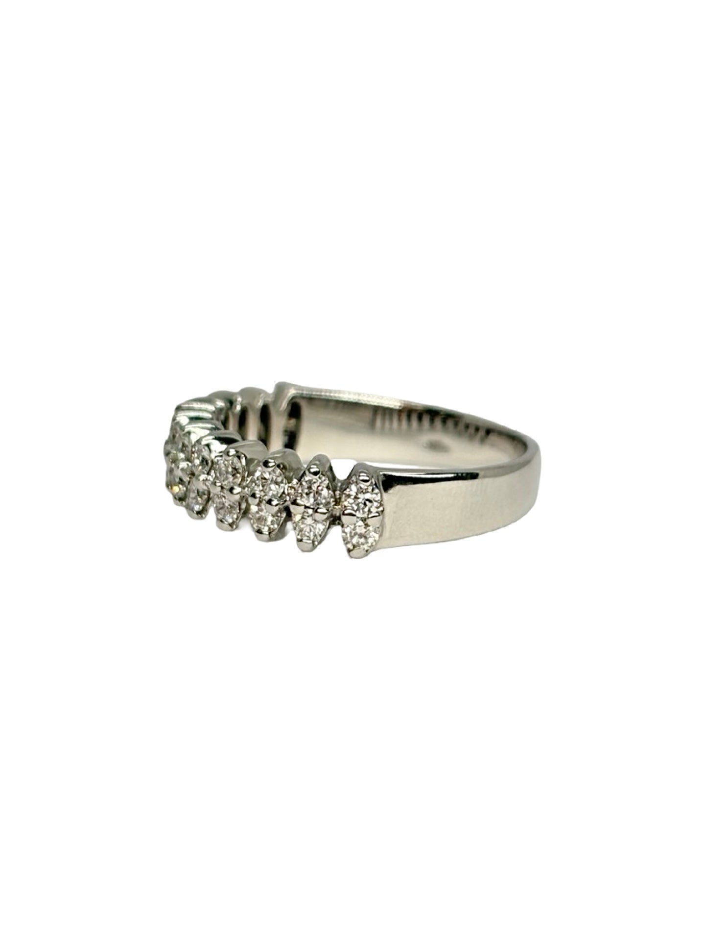 Demi-alliance en or blanc 18K (750/1000) sertie de diamants naturels totalisant 0,48 ct. Élégante et intemporelle, cette bague met en valeur l'éclat des diamants grâce à un sertissage raffiné. Idéale comme alliance, bague d'anniversaire ou à porter au quotidien, elle s'associe facilement à une bague de fiançailles ou se porte seule. Un bijou en or blanc alliant finesse, brillance et savoir-faire joaillier.