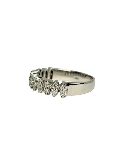 Demi-alliance en or blanc 18K (750/1000) sertie de diamants naturels totalisant 0,48 ct. Élégante et intemporelle, cette bague met en valeur l'éclat des diamants grâce à un sertissage raffiné. Idéale comme alliance, bague d'anniversaire ou à porter au quotidien, elle s'associe facilement à une bague de fiançailles ou se porte seule. Un bijou en or blanc alliant finesse, brillance et savoir-faire joaillier.