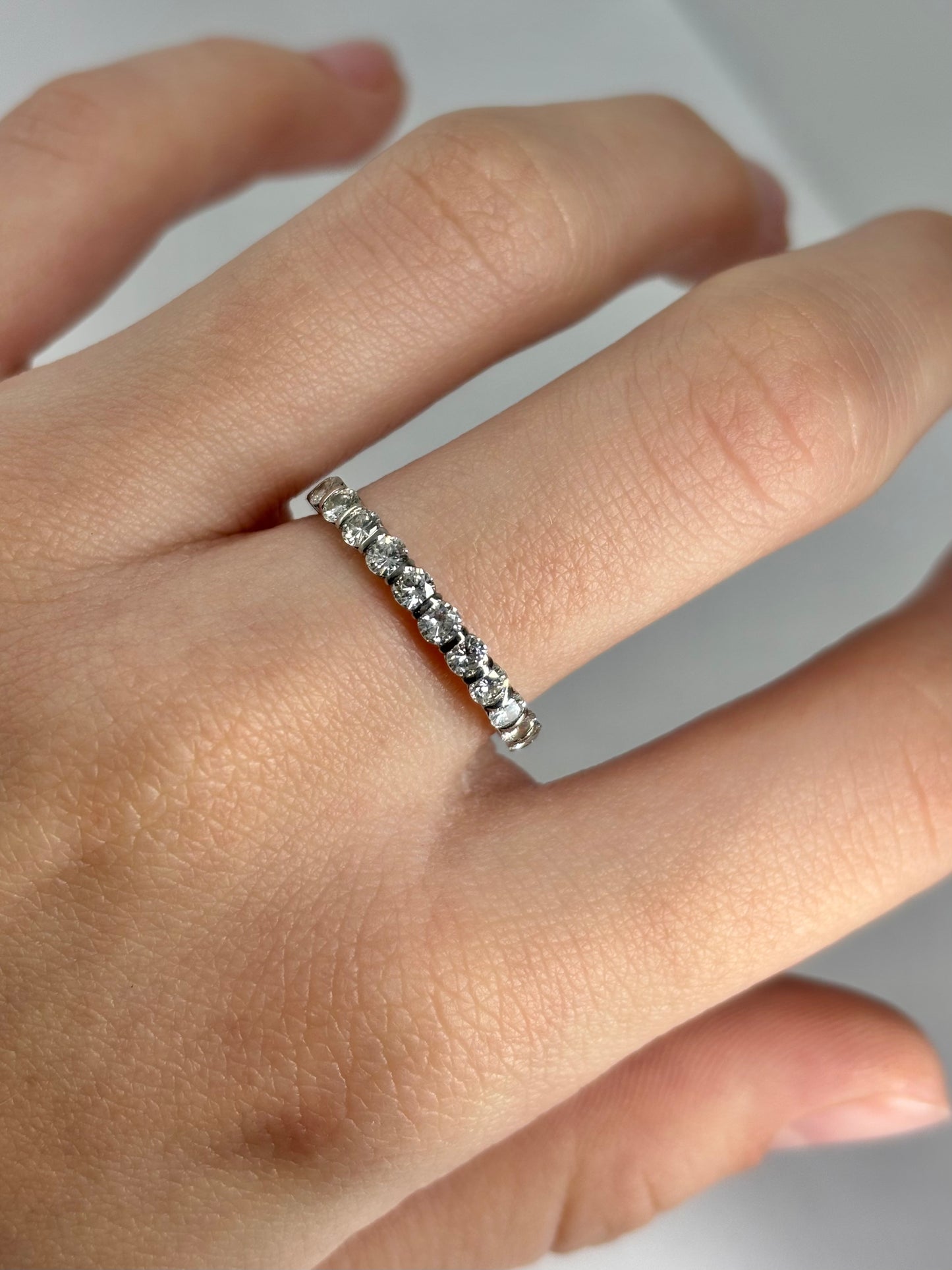 Demi-alliance en or blanc 18 carats sertie de diamants totalisant 0,75 carat. Ce bijou raffiné séduit par son éclat discret et élégant, idéal pour symboliser un engagement ou compléter une bague de mariage. Une demi-alliance précieuse qui allie finesse, brillance et modernité pour sublimer la main au quotidien ou lors d’occasions spéciales.