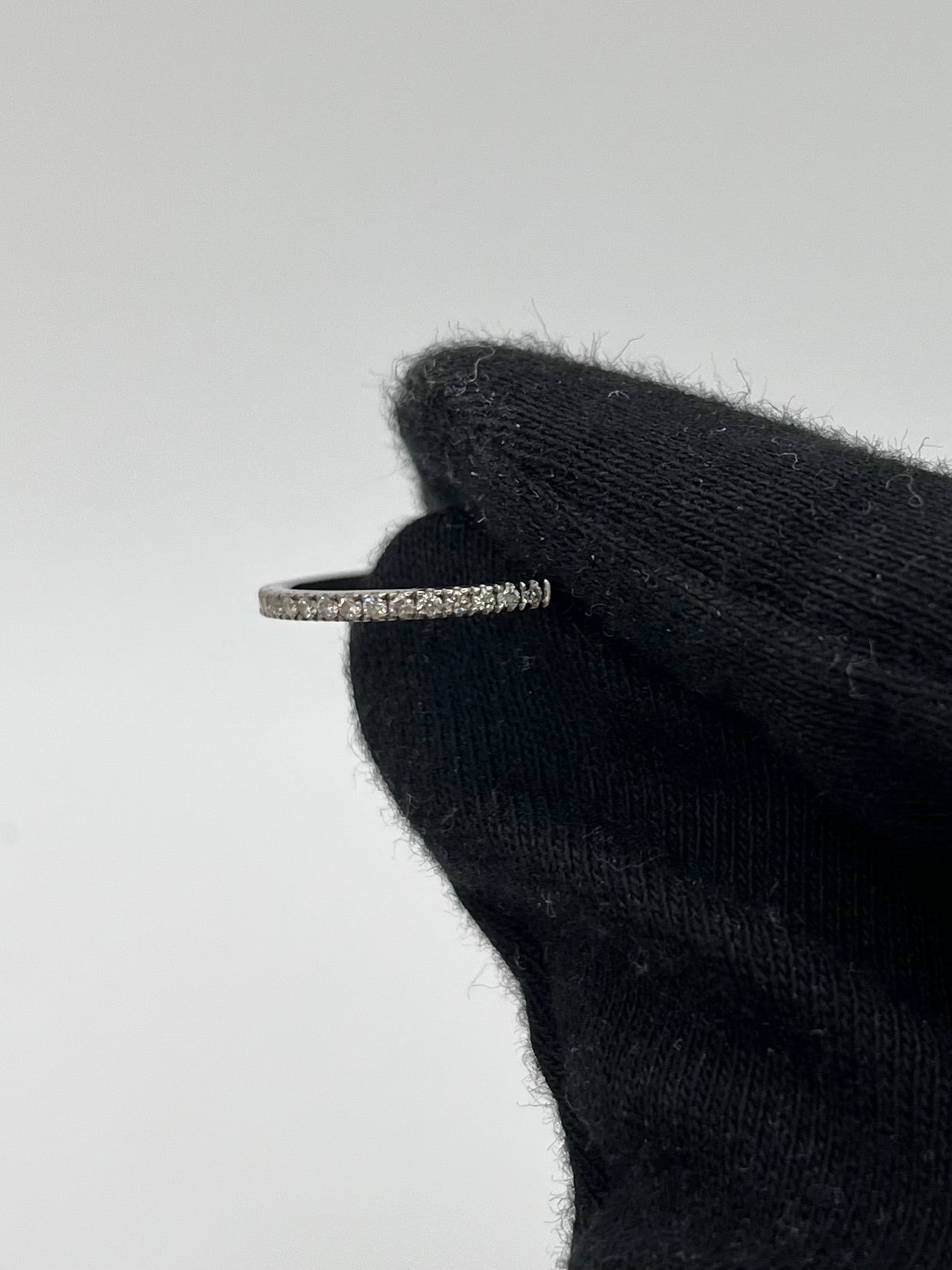 Craquez pour cette demi-alliance en or blanc, délicatement sertie de diamants totalisant 0,19 ct. Son design épuré et raffiné en fait un bijou idéal à porter seul ou en accumulation. Symbole d’amour et de raffinement, cette bague demi-alliance allie sobriété et éclat, parfaite pour célébrer un moment précieux ou sublimer le quotidien. 