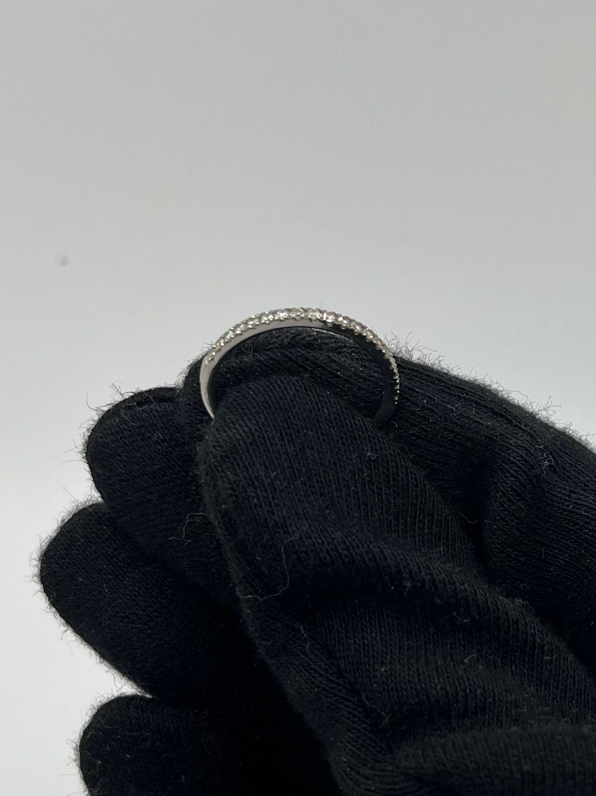 Craquez pour cette demi-alliance en or blanc, délicatement sertie de diamants totalisant 0,19 ct. Son design épuré et raffiné en fait un bijou idéal à porter seul ou en accumulation. Symbole d’amour et de raffinement, cette bague demi-alliance allie sobriété et éclat, parfaite pour célébrer un moment précieux ou sublimer le quotidien. 