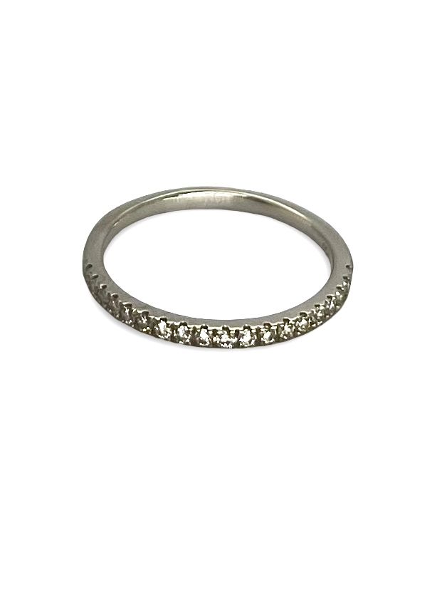 Craquez pour cette demi-alliance en or blanc, délicatement sertie de diamants totalisant 0,19 ct. Son design épuré et raffiné en fait un bijou idéal à porter seul ou en accumulation. Symbole d’amour et de raffinement, cette bague demi-alliance allie sobriété et éclat, parfaite pour célébrer un moment précieux ou sublimer le quotidien. 