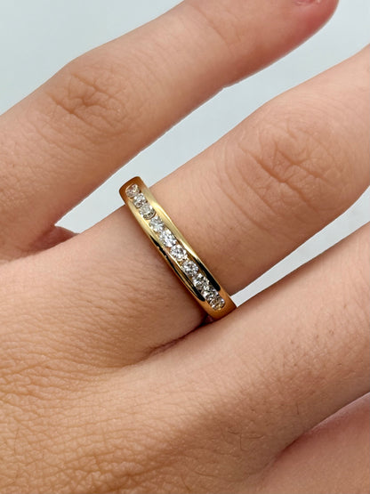 Demi-alliance en or jaune 18 carats (750/1000) sertie de diamants naturels d’un poids total de 0,50 carat. Cette bague en or jaune et diamants séduit par son éclat et son élégance intemporelle. Son sertissage délicat met en valeur la brillance des pierres précieuses. Idéale comme alliance diamant, bague de mariage ou bijou à associer à une bague de fiançailles, cette demi-alliance en or jaune apporte une touche raffinée au quotidien. Un bijou précieux qui allie finesse, luminosité et sophistication.