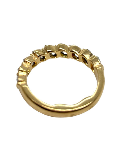 Demi-alliance en or jaune 18 carats sertie de diamants pour un poids total de 1,5 carat. Ce bijou raffiné séduit par l’éclat lumineux des diamants et la chaleur élégante de l’or jaune. Idéale pour compléter un solitaire ou être portée seule, elle offre un style classique et sophistiqué, apportant luxe et finesse au doigt pour chaque occasion.