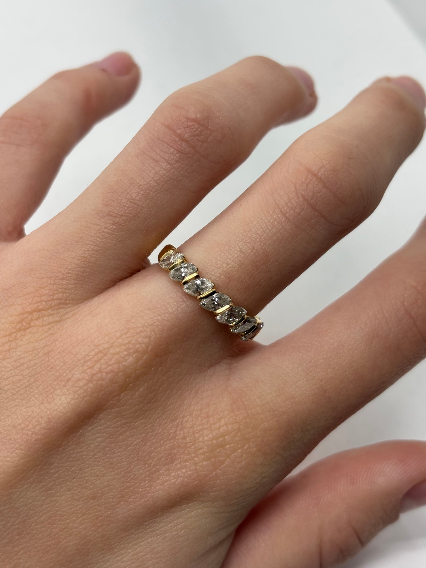 Demi-alliance en or jaune 18 carats sertie de diamants pour un poids total de 1,5 carat. Ce bijou raffiné séduit par l’éclat lumineux des diamants et la chaleur élégante de l’or jaune. Idéale pour compléter un solitaire ou être portée seule, elle offre un style classique et sophistiqué, apportant luxe et finesse au doigt pour chaque occasion.