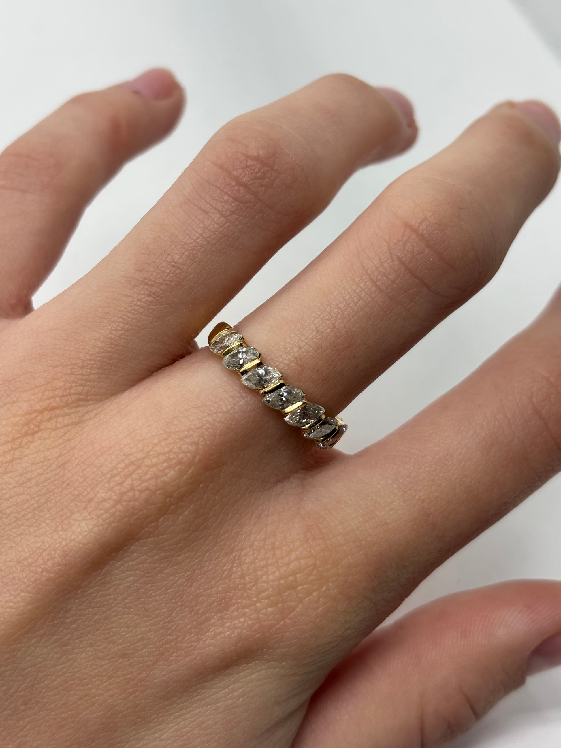 Demi-alliance en or jaune 18 carats sertie de diamants pour un poids total de 1,5 carat. Ce bijou raffiné séduit par l’éclat lumineux des diamants et la chaleur élégante de l’or jaune. Idéale pour compléter un solitaire ou être portée seule, elle offre un style classique et sophistiqué, apportant luxe et finesse au doigt pour chaque occasion.