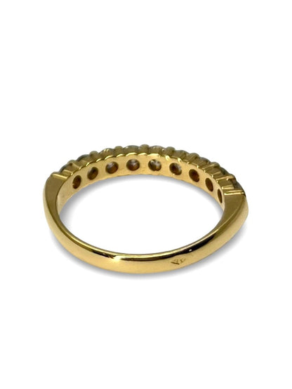 Élégante et lumineuse, cette demi-alliance en or jaune 18 carats est sertie de diamants scintillants totalisant 0,72 carat. Son design raffiné souligne avec grâce chaque mouvement. Idéale pour célébrer un moment précieux ou compléter une parure, elle incarne l’alliance parfaite entre éclat et intemporalité.