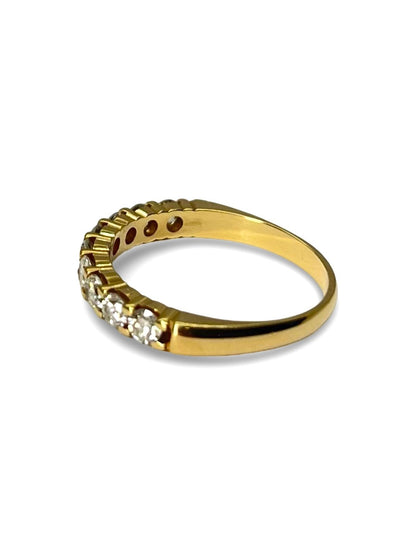 Élégante et lumineuse, cette demi-alliance en or jaune 18 carats est sertie de diamants scintillants totalisant 0,72 carat. Son design raffiné souligne avec grâce chaque mouvement. Idéale pour célébrer un moment précieux ou compléter une parure, elle incarne l’alliance parfaite entre éclat et intemporalité.