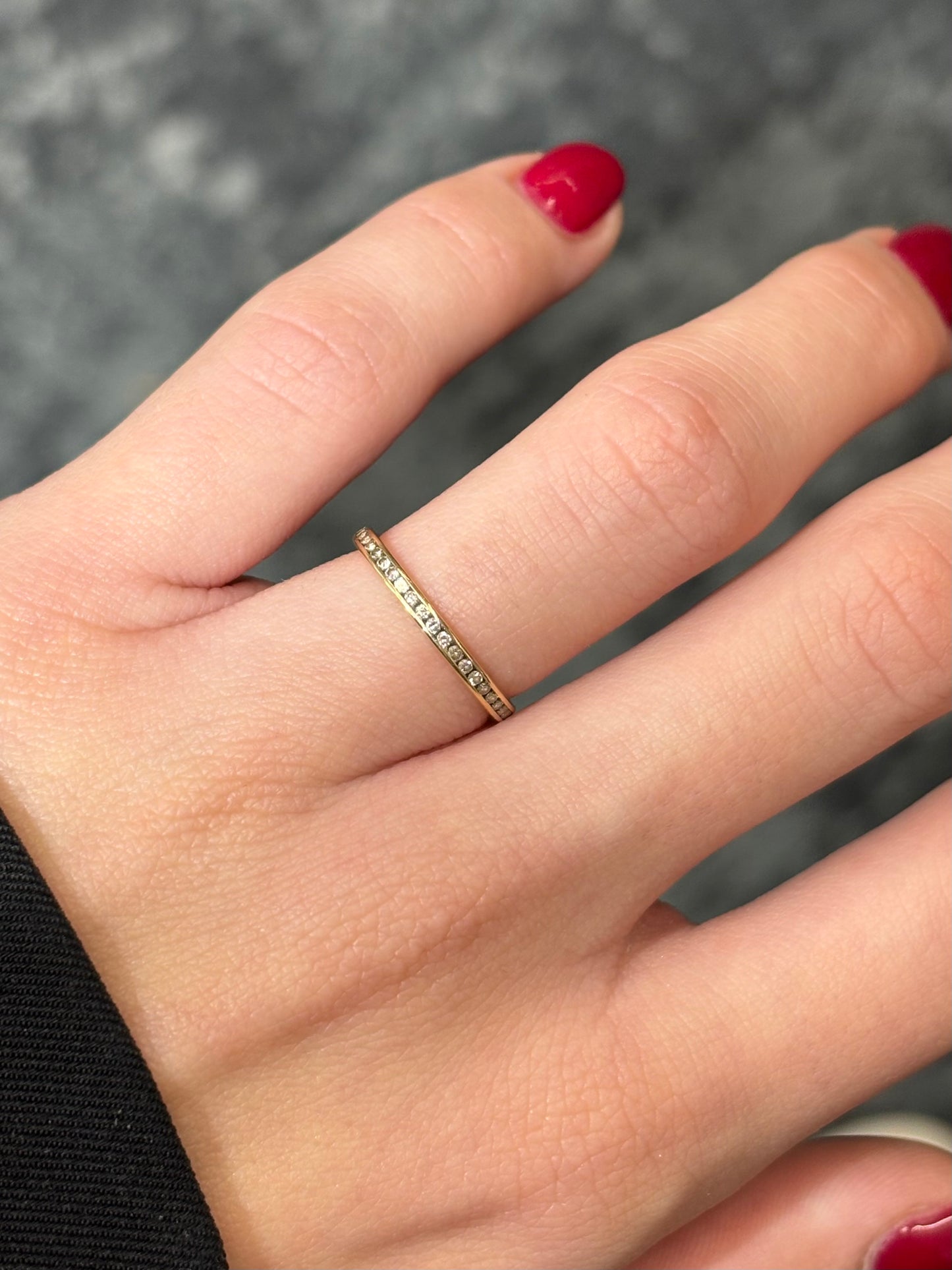 Élégante demi-alliance en or jaune ornée de diamants totalisant 0,21 carat. Son éclat délicat met en valeur la brillance naturelle des pierres pour un rendu raffiné et intemporel. Bijou idéal pour célébrer un mariage, un anniversaire ou un engagement, symbole d’amour et de lumière éternelle.