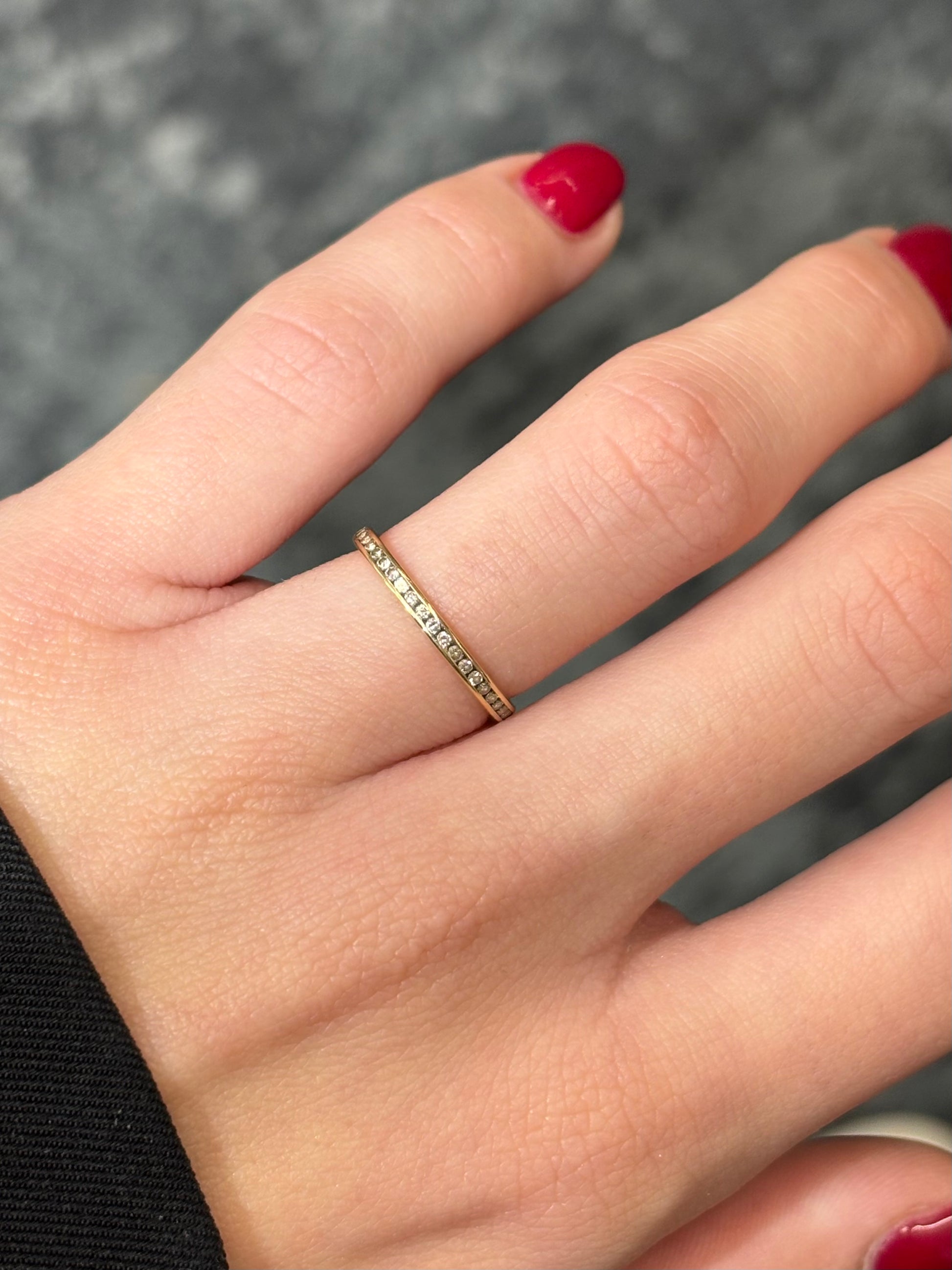 Élégante demi-alliance en or jaune ornée de diamants totalisant 0,21 carat. Son éclat délicat met en valeur la brillance naturelle des pierres pour un rendu raffiné et intemporel. Bijou idéal pour célébrer un mariage, un anniversaire ou un engagement, symbole d’amour et de lumière éternelle.