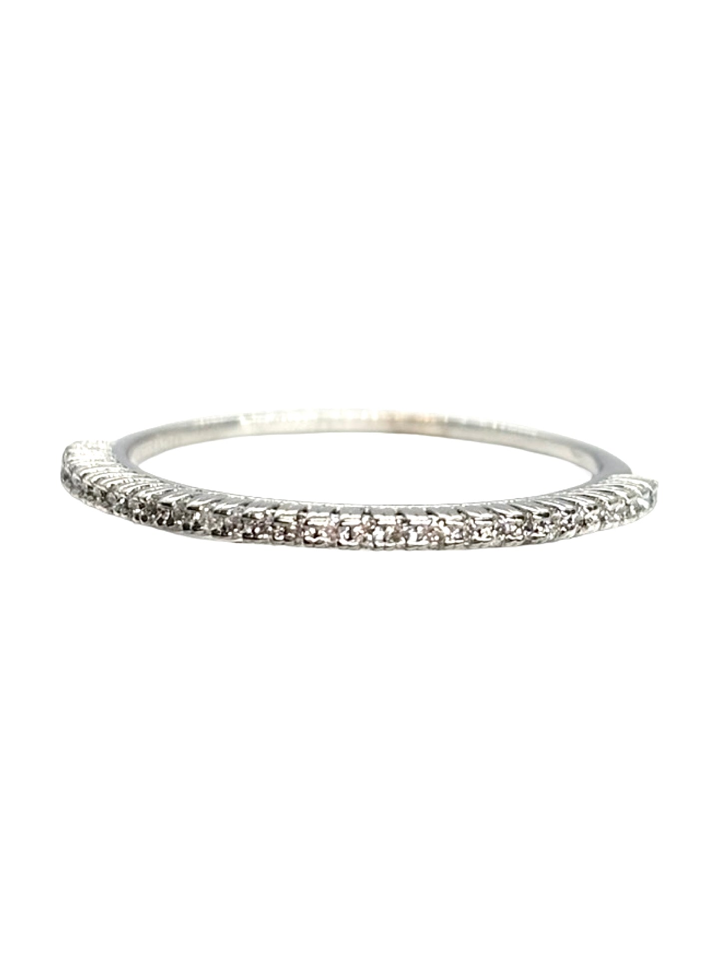 Demi-alliance en or blanc 18 carats sertie de diamants pour un poids total de 0,30 carat. Cette bague élégante séduit par son design intemporel et l’éclat de ses pierres, soigneusement alignées sur la moitié de l’anneau. Idéale comme alliance, bague de mariage, cadeau d’anniversaire ou bijou du quotidien, elle s’accorde facilement avec une bague de fiançailles ou peut être portée seule pour un style raffiné.