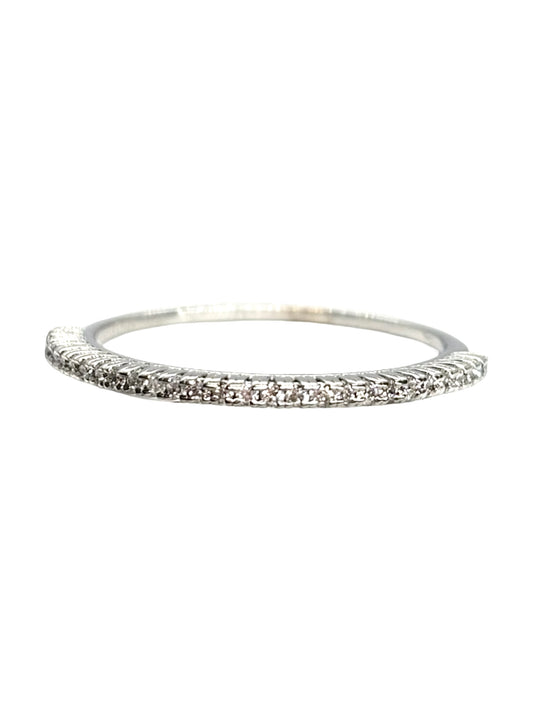 Demi-alliance en or blanc 18 carats sertie de diamants pour un poids total de 0,30 carat. Cette bague élégante séduit par son design intemporel et l’éclat de ses pierres, soigneusement alignées sur la moitié de l’anneau. Idéale comme alliance, bague de mariage, cadeau d’anniversaire ou bijou du quotidien, elle s’accorde facilement avec une bague de fiançailles ou peut être portée seule pour un style raffiné.