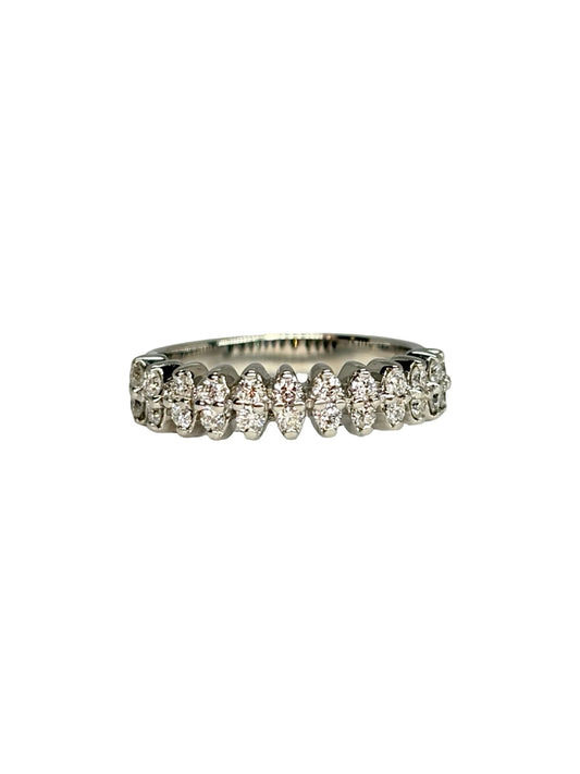 Demi-alliance en or blanc 18K (750/1000) sertie de diamants naturels totalisant 0,48 ct. Élégante et intemporelle, cette bague met en valeur l'éclat des diamants grâce à un sertissage raffiné. Idéale comme alliance, bague d'anniversaire ou à porter au quotidien, elle s'associe facilement à une bague de fiançailles ou se porte seule. Un bijou en or blanc alliant finesse, brillance et savoir-faire joaillier.